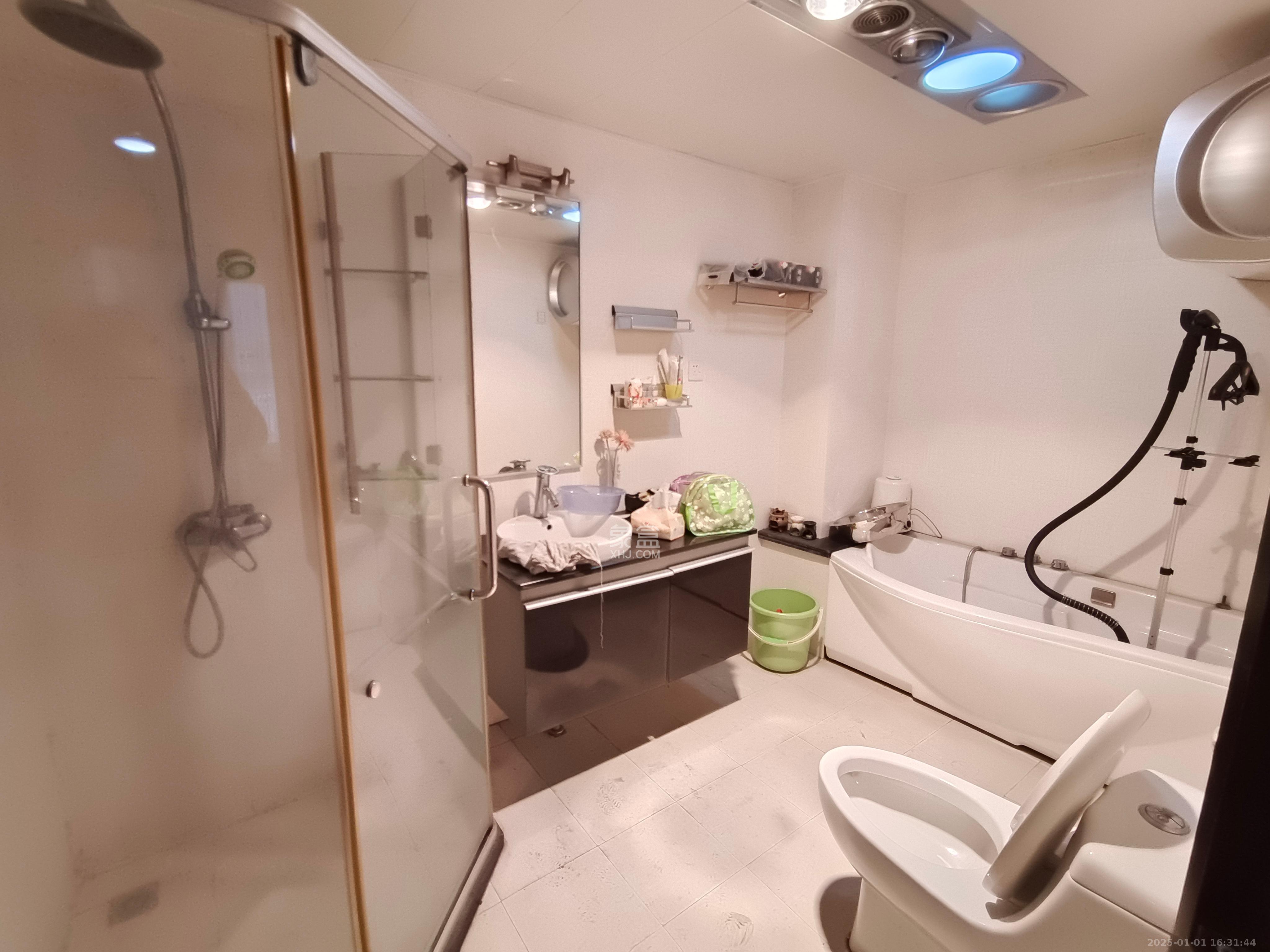 阳光100二期 4室2厅2卫 2600.0元/月 阳光100二期 4室2厅2卫 2600.0元/月室内图