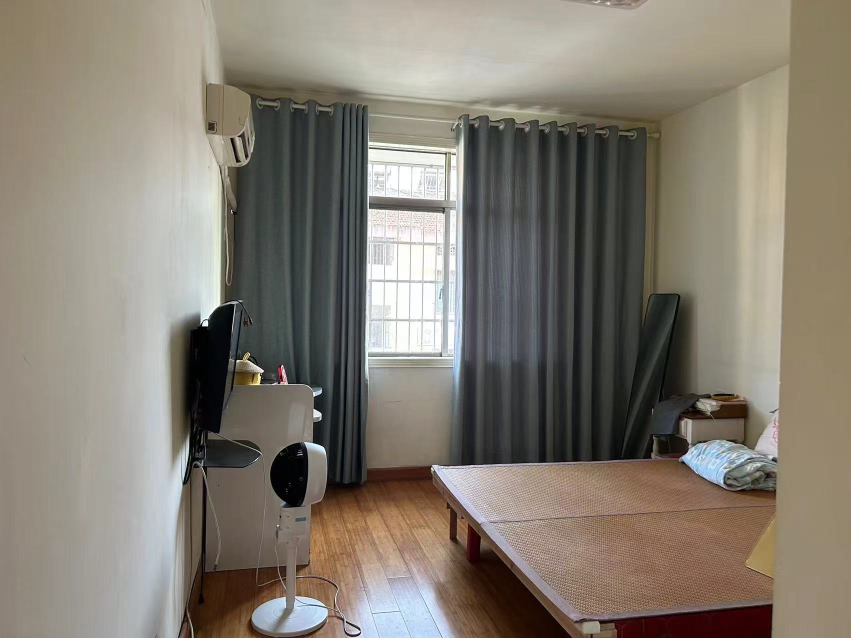 菊苑东区 4室2厅2卫 106.8万 菊苑东区 4室2厅2卫 106.8万客厅