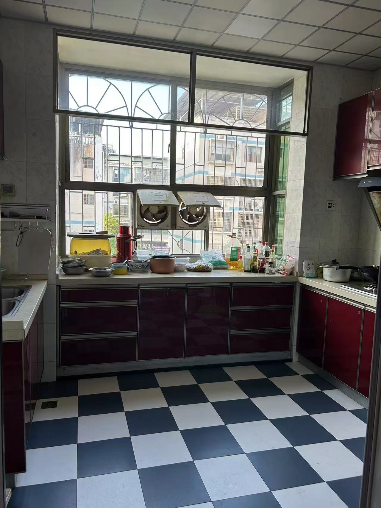 菊苑东区  4室2厅2卫    106.8万客厅