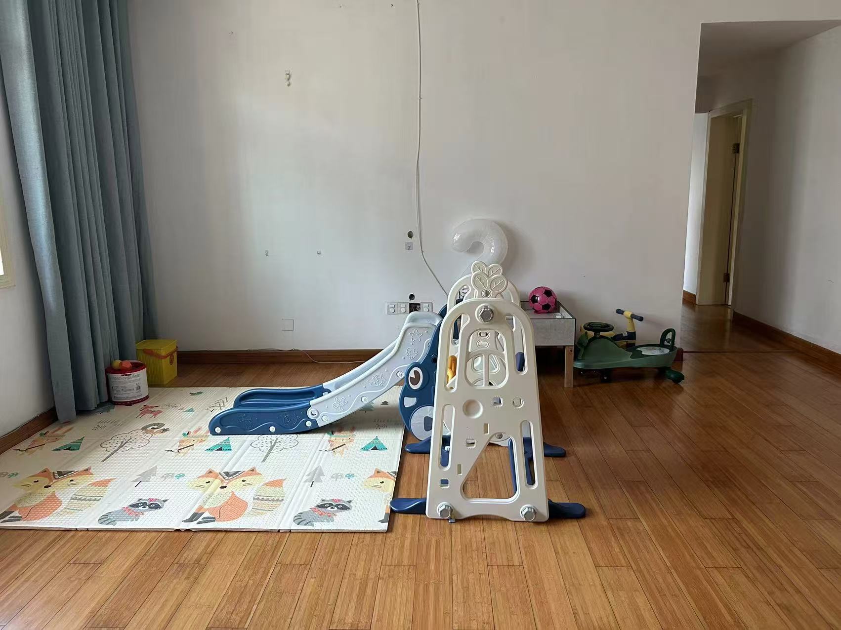 菊苑东区  4室2厅2卫    106.8万客厅