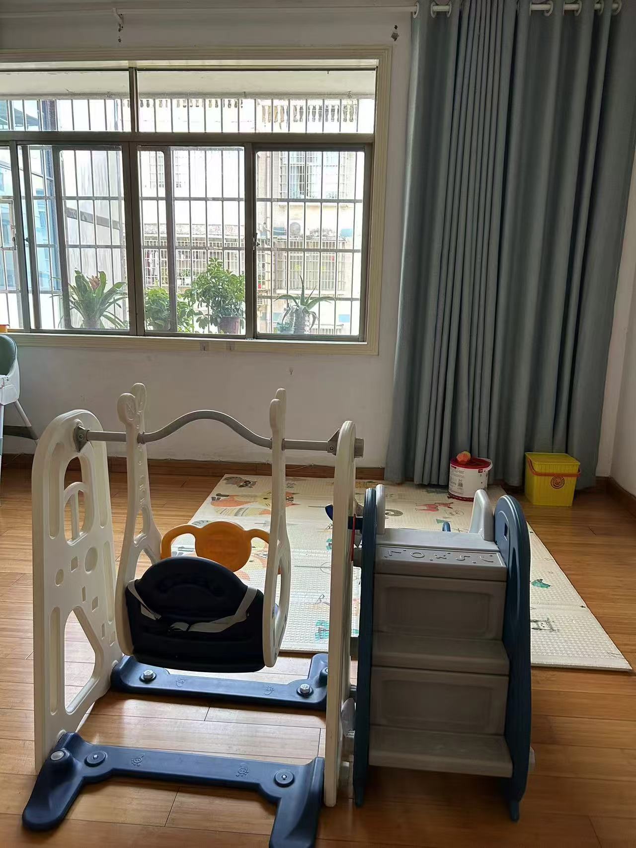 菊苑东区  4室2厅2卫    106.8万客厅