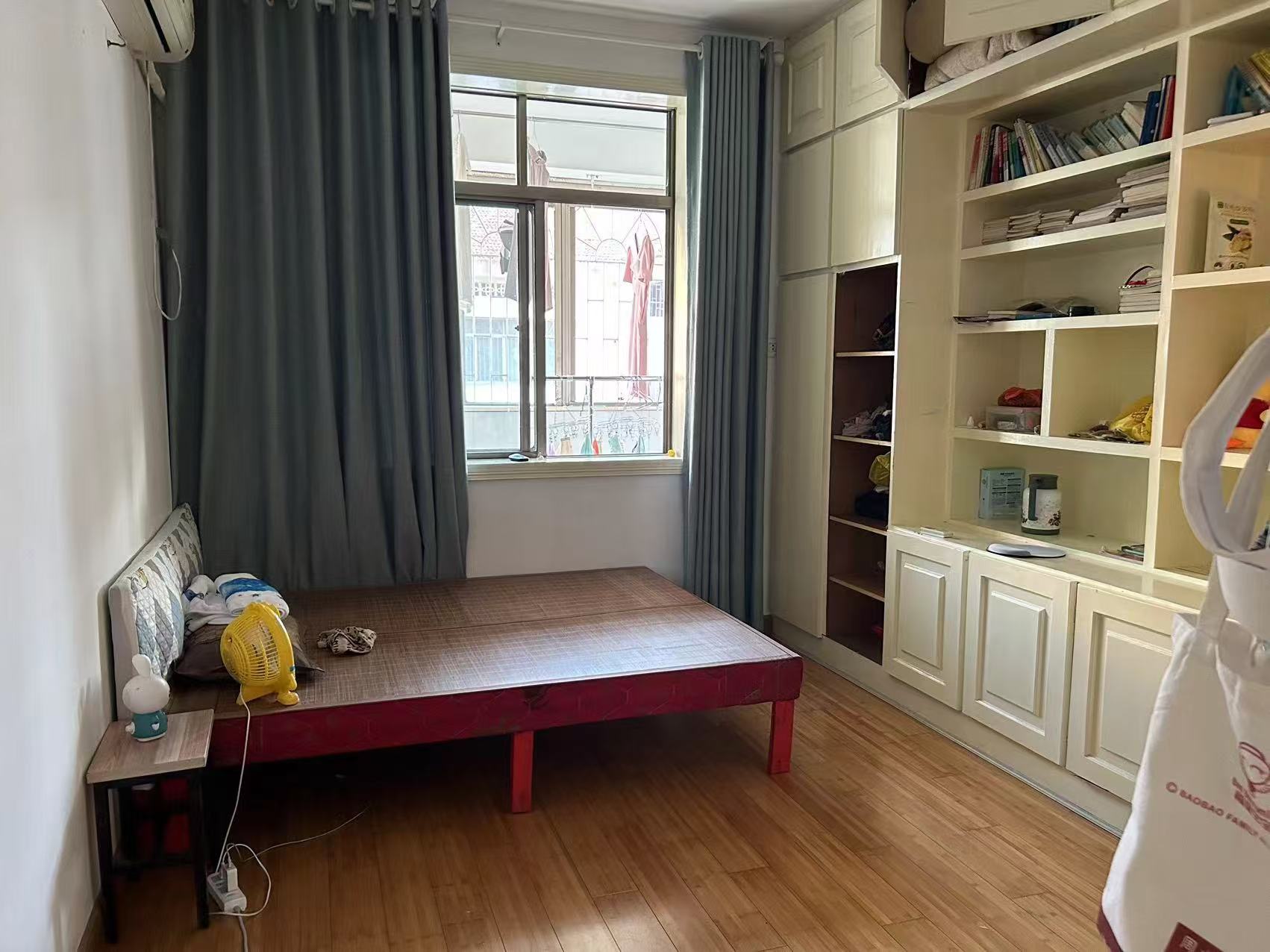 菊苑东区  4室2厅2卫    106.8万客厅