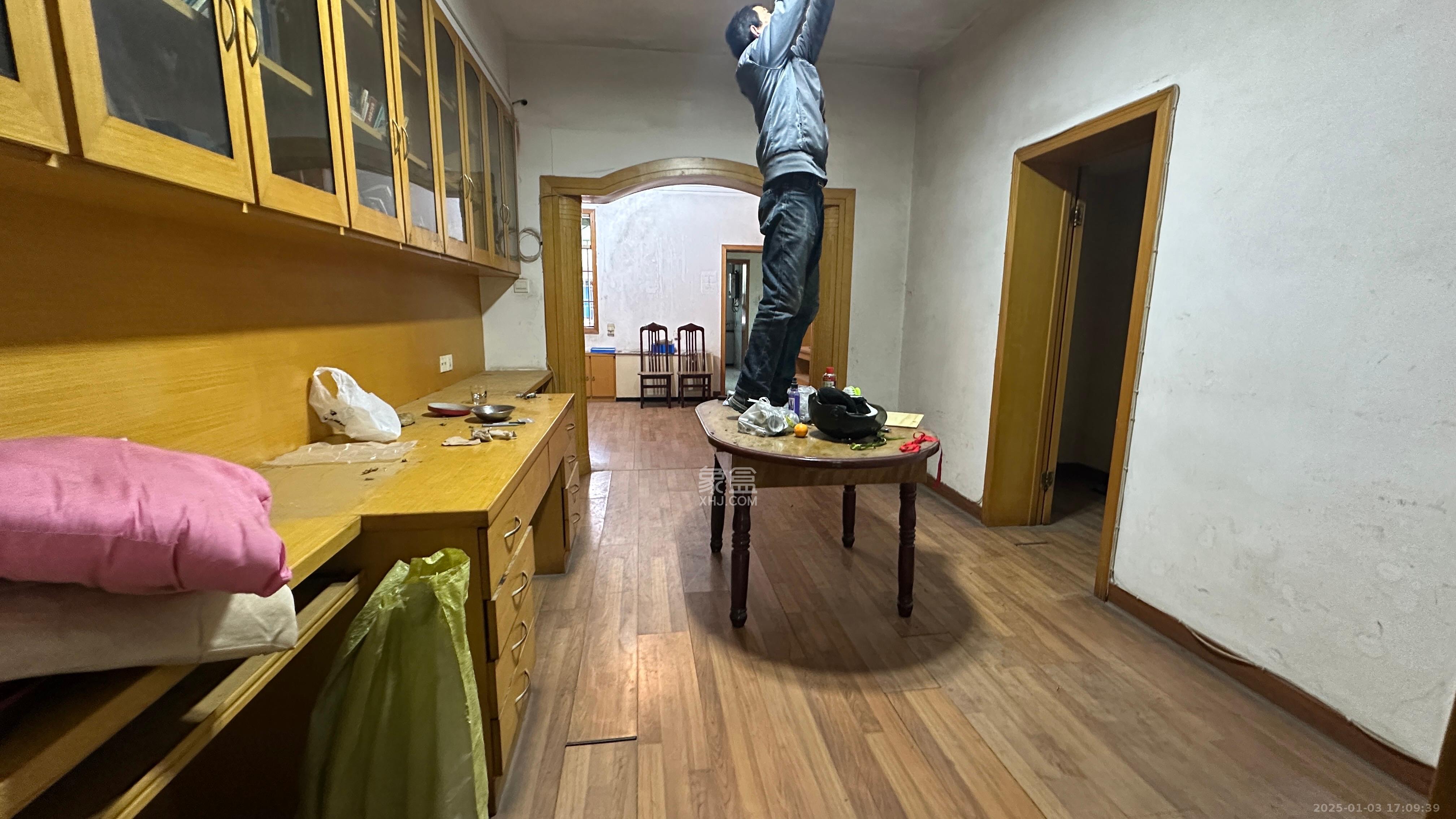 天平公寓（芙蓉区高级人民法院老宿舍）  3室2厅2卫   2800.00元/月室内图