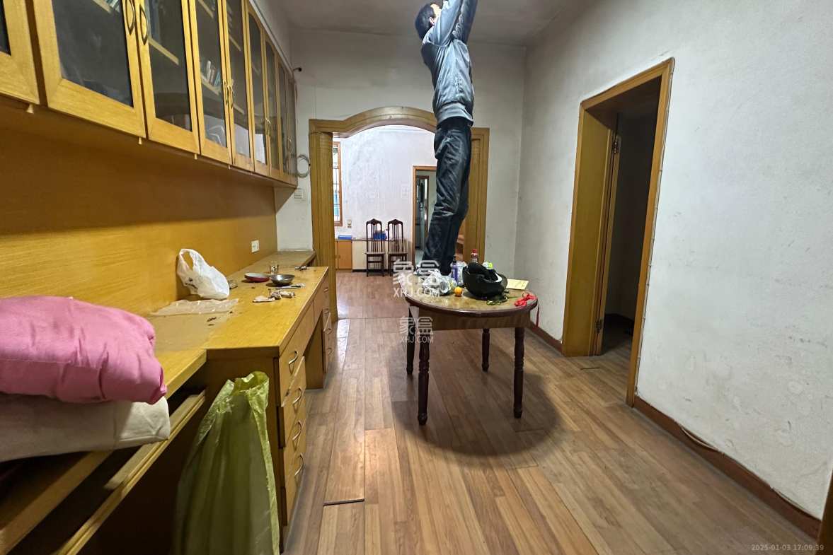 天平公寓(芙蓉区高级人民法院老宿舍)  3室2厅2卫    2800.0元/月 天平公寓(芙蓉区高级人民法院老宿舍)  3室2厅2卫    2800.0元/月室内图