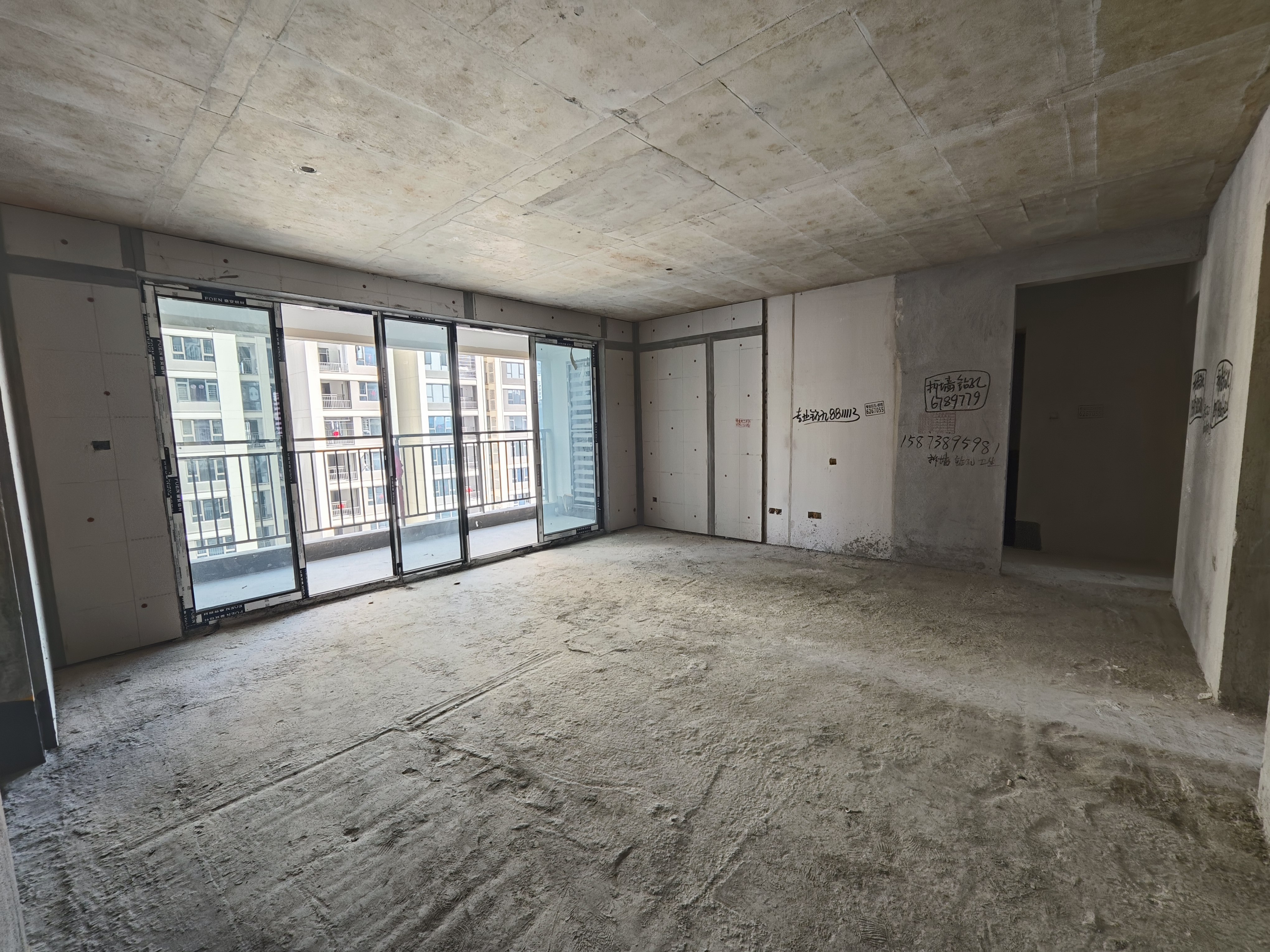 吾悦广场 4室2厅2卫 69.8万 吾悦广场 4室2厅2卫 69.8万客厅