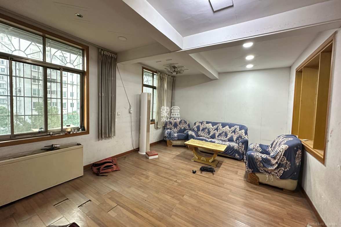 天平公寓(芙蓉区高级人民法院老宿舍)  3室2厅2卫    2800.0元/月 天平公寓(芙蓉区高级人民法院老宿舍)  3室2厅2卫    2800.0元/月室内图