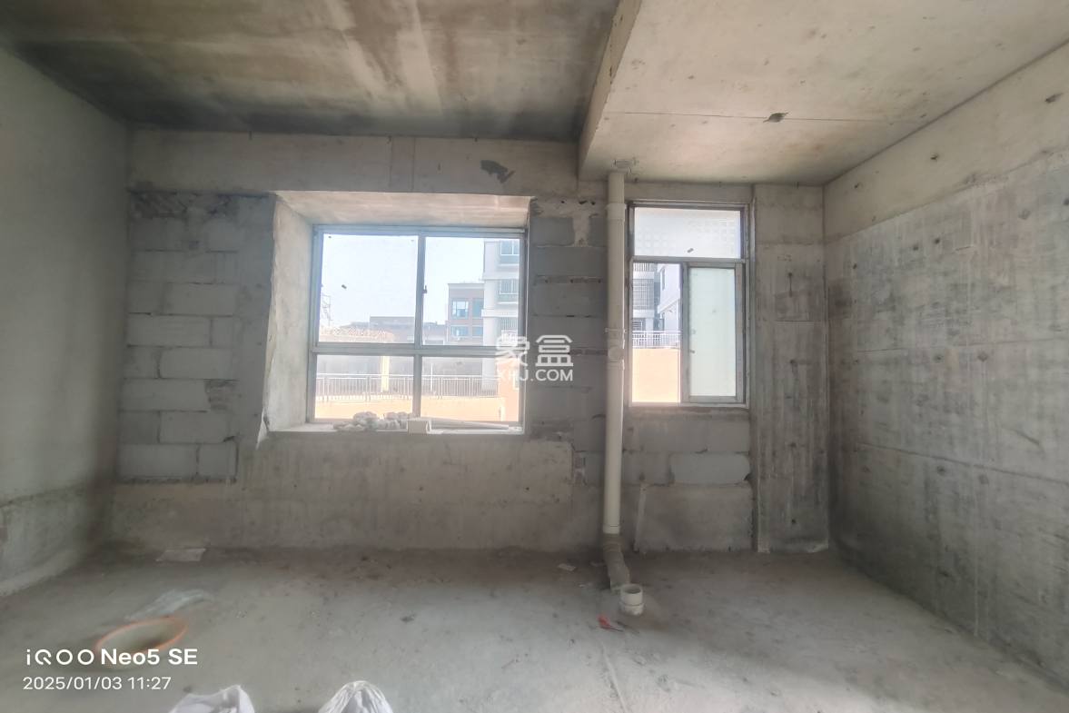 龙一星城 3室2厅2卫 54.8万 龙一星城 3室2厅2卫 54.8万客厅