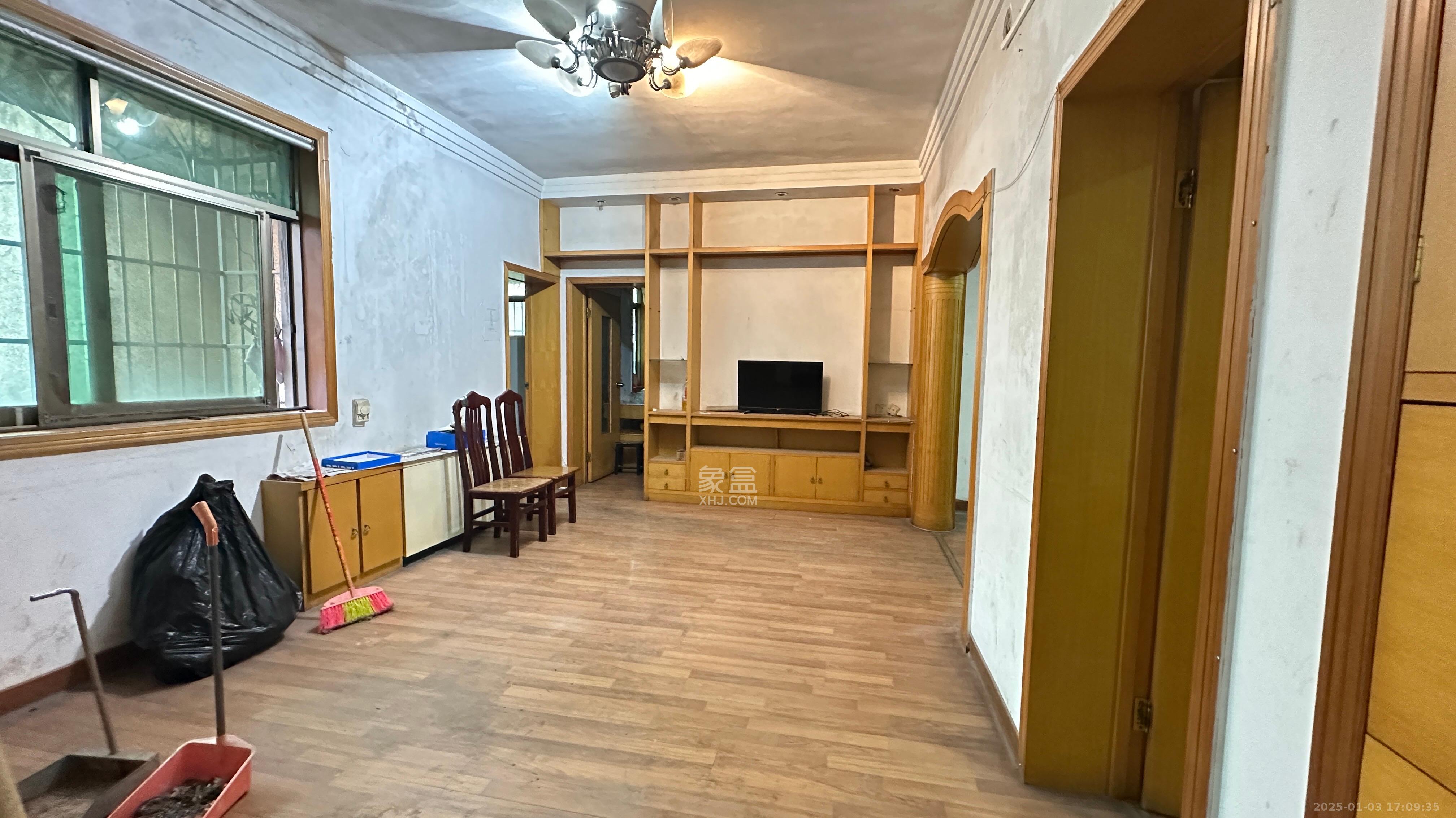 天平公寓(芙蓉区高级人民法院老宿舍)  3室2厅2卫    2800.0元/月 天平公寓(芙蓉区高级人民法院老宿舍)  3室2厅2卫    2800.0元/月室内图