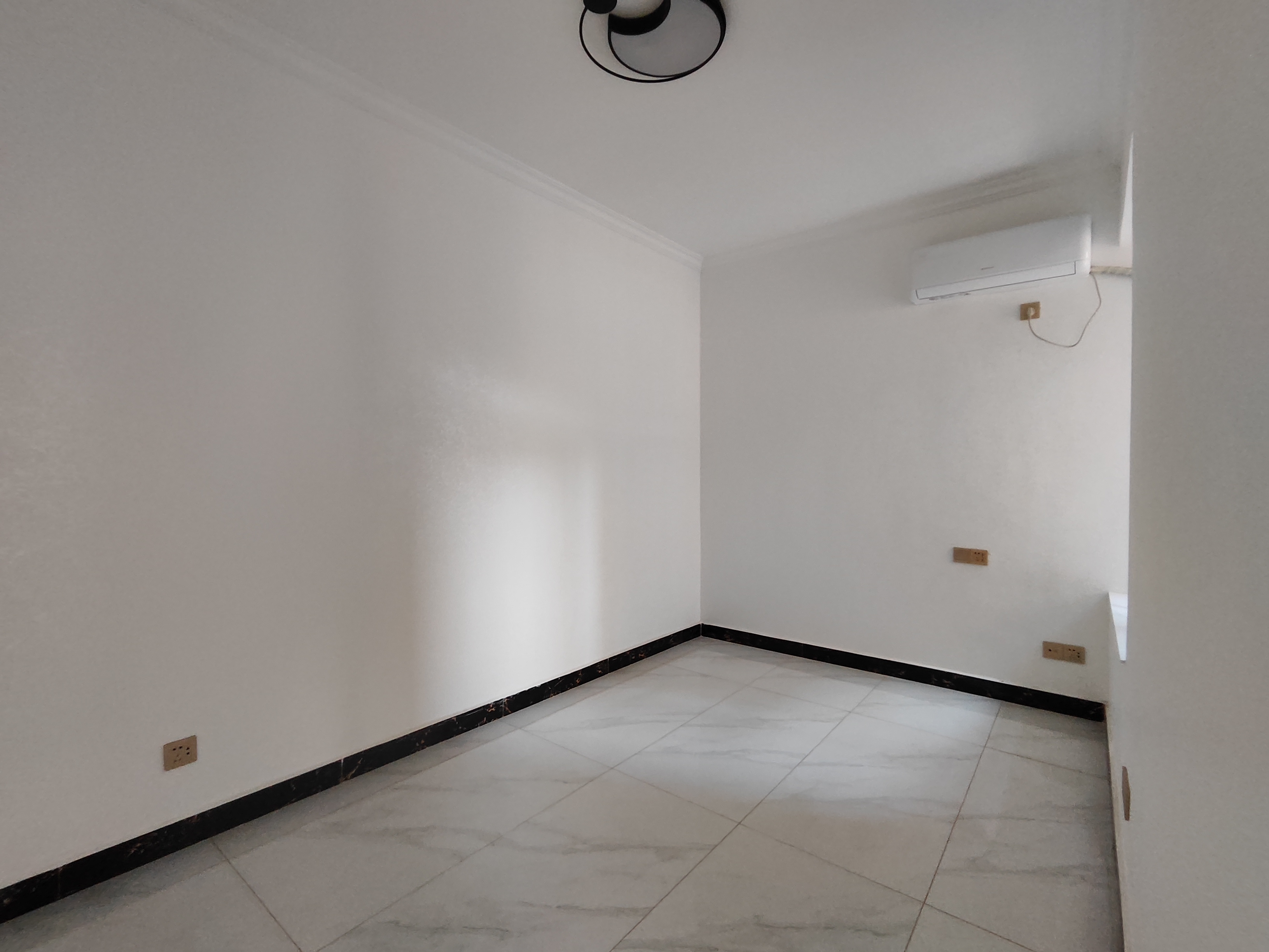 百弘学府城  3室1厅2卫    1800.0元/月室内图