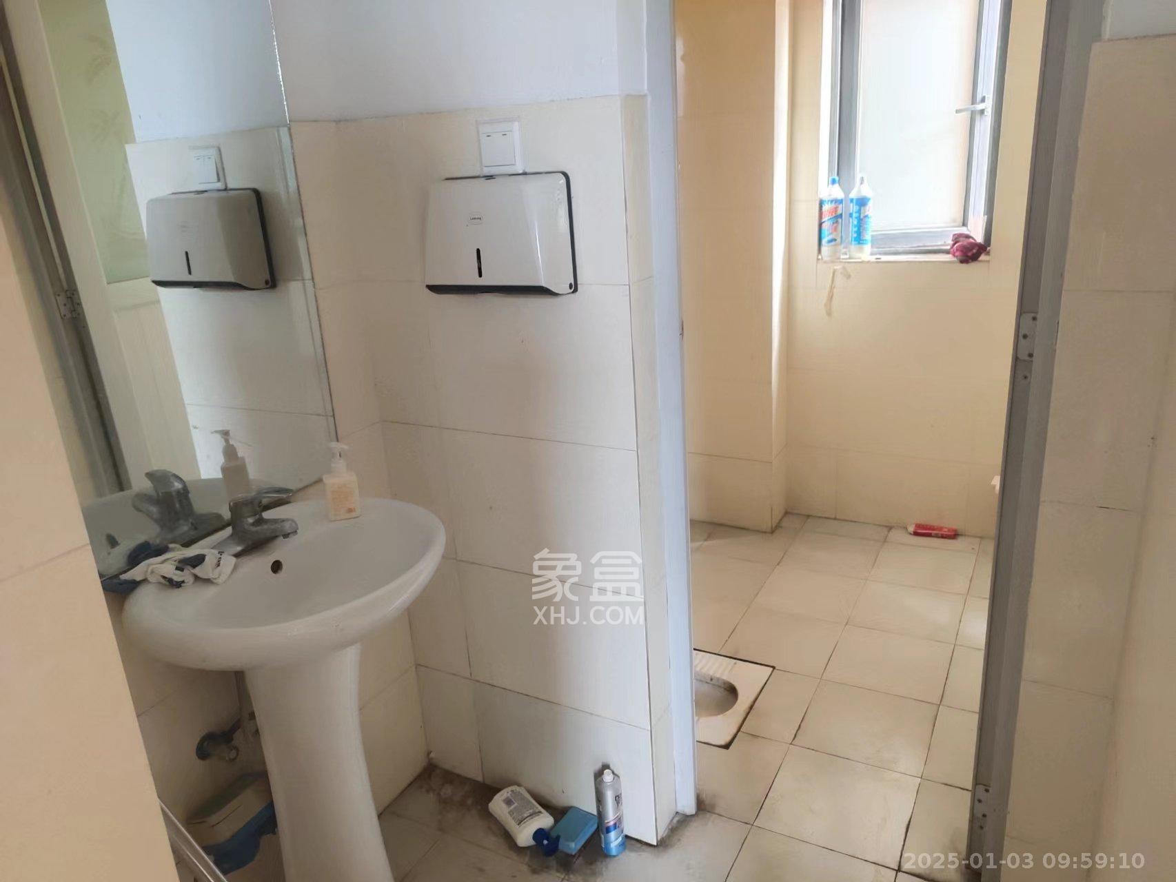 华城广场 3室1厅1卫 2600.0元/月 华城广场 3室1厅1卫 2600.0元/月室内图