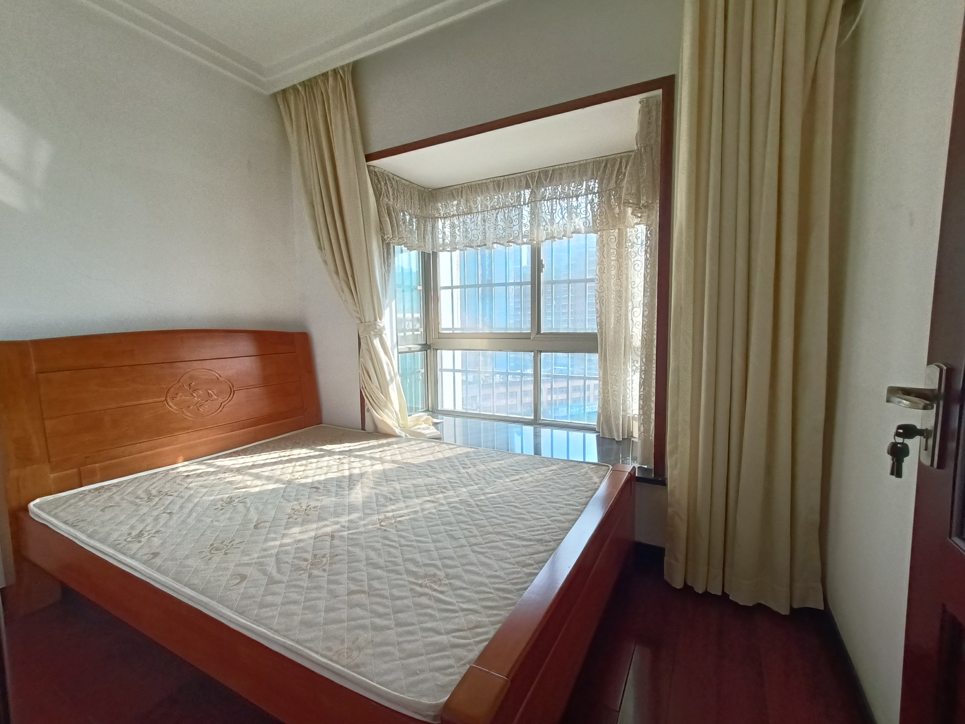 东方豪苑  5室2厅2卫   90.00万客厅