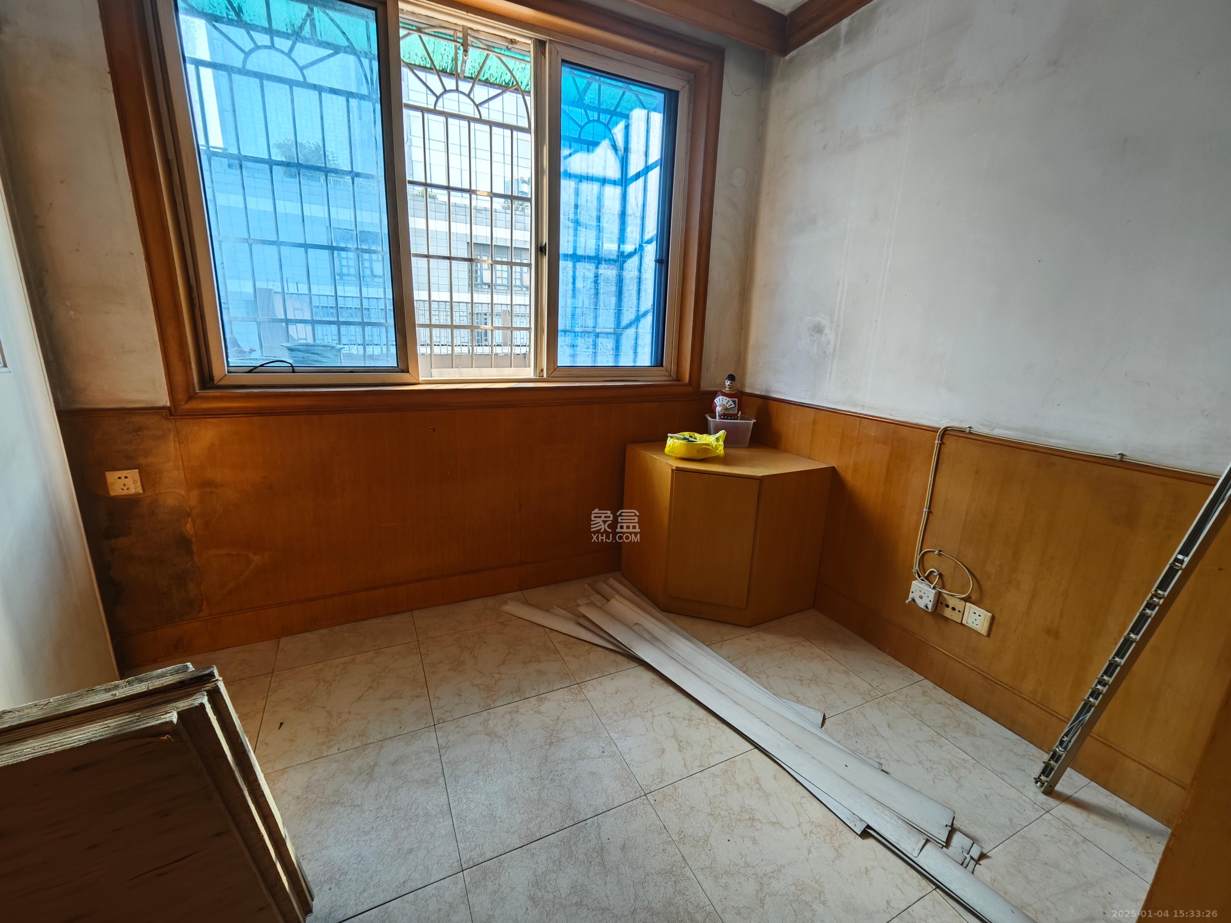 留芳岭社区 3室1厅1卫 2000.0元/月 留芳岭社区 3室1厅1卫 2000.0元/月室内图