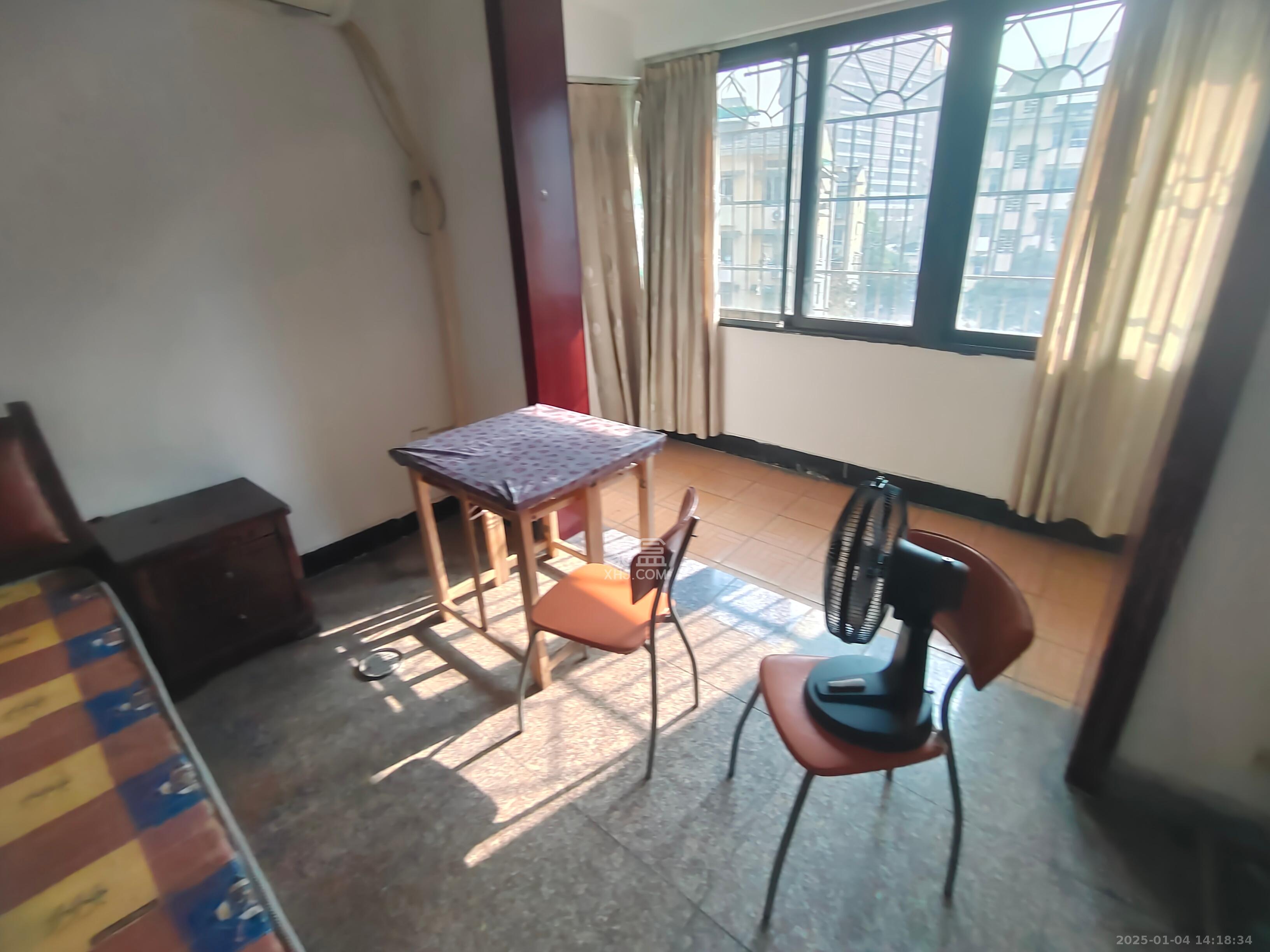 红旗综合安置楼  1室1厅1卫    1600.0元/月 红旗综合安置楼  1室1厅1卫    1600.0元/月室内图