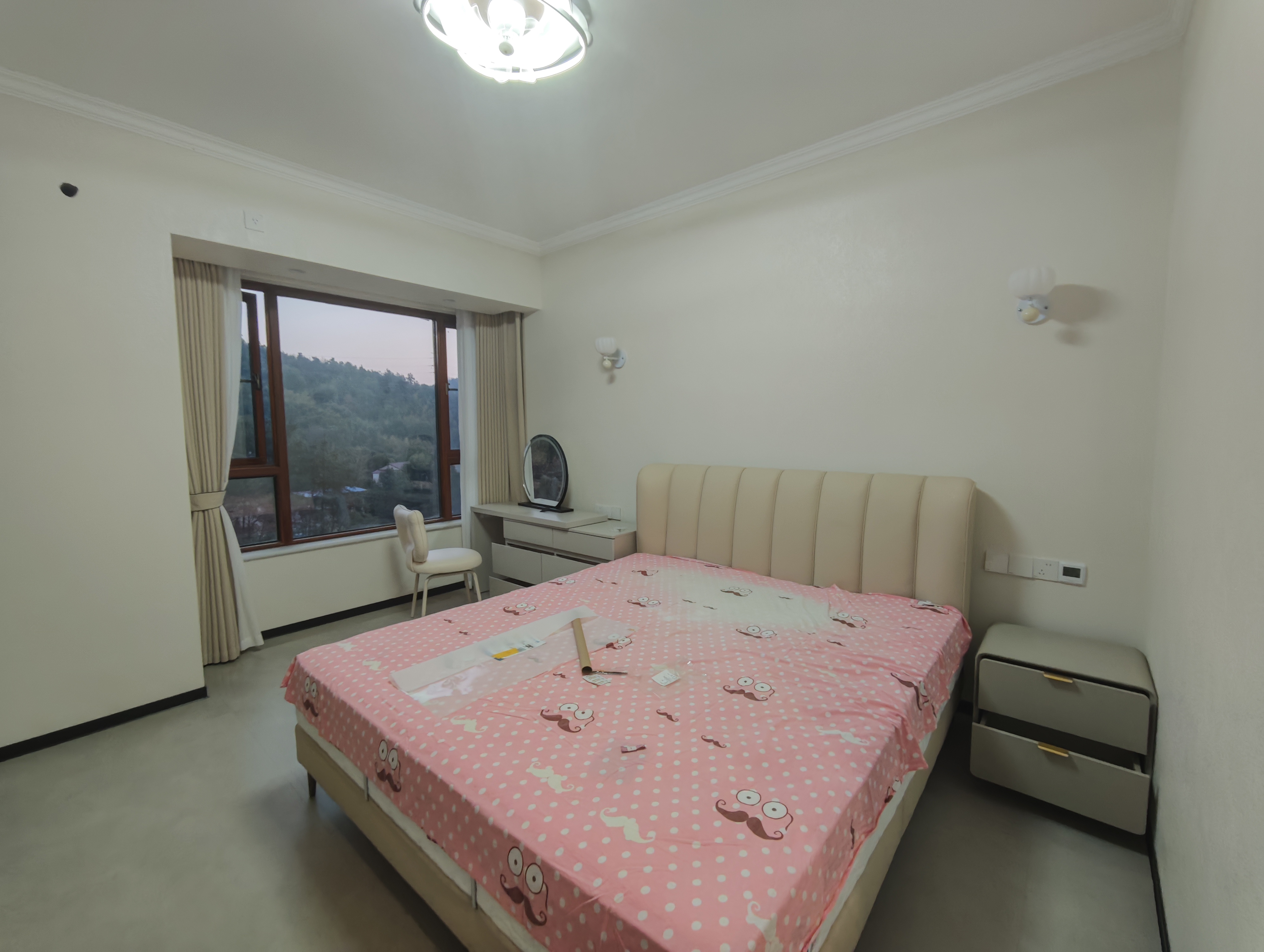 吉大汉学仕府 5室2厅2卫 160.0万 吉大汉学仕府 5室2厅2卫 160.0万客厅