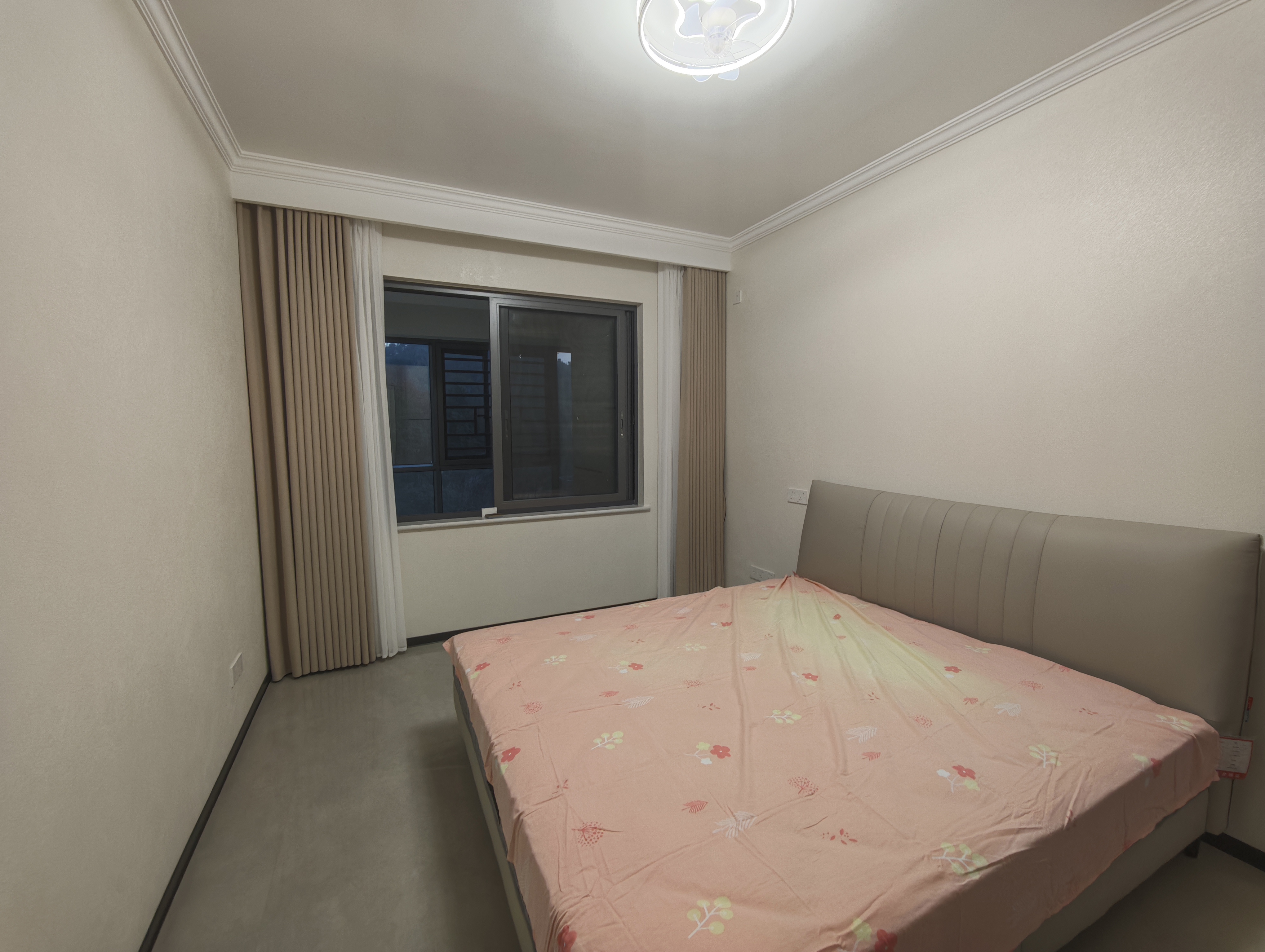 吉大汉学仕府 5室2厅2卫 160.0万 吉大汉学仕府 5室2厅2卫 160.0万客厅