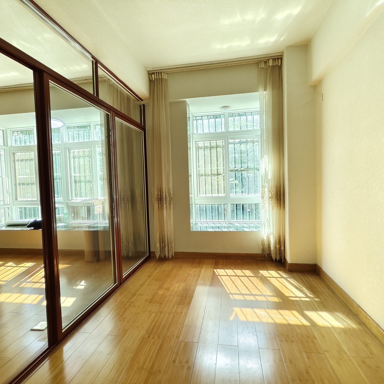 南方明珠  4室2厅2卫    197.0万 南方明珠  4室2厅2卫    197.0万室内图