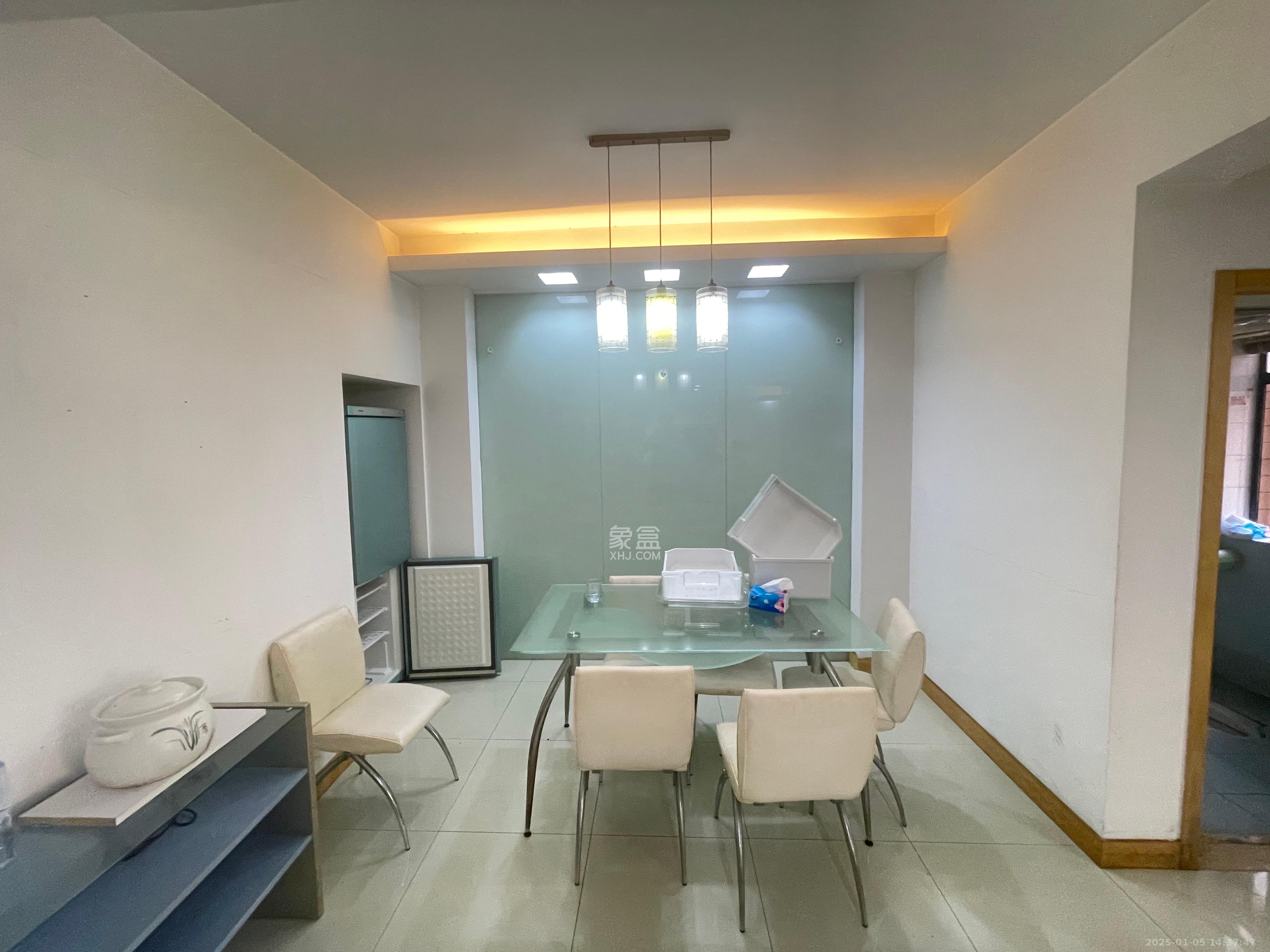 四季阳光花城  3室2厅2卫   3700.00元/月室内图