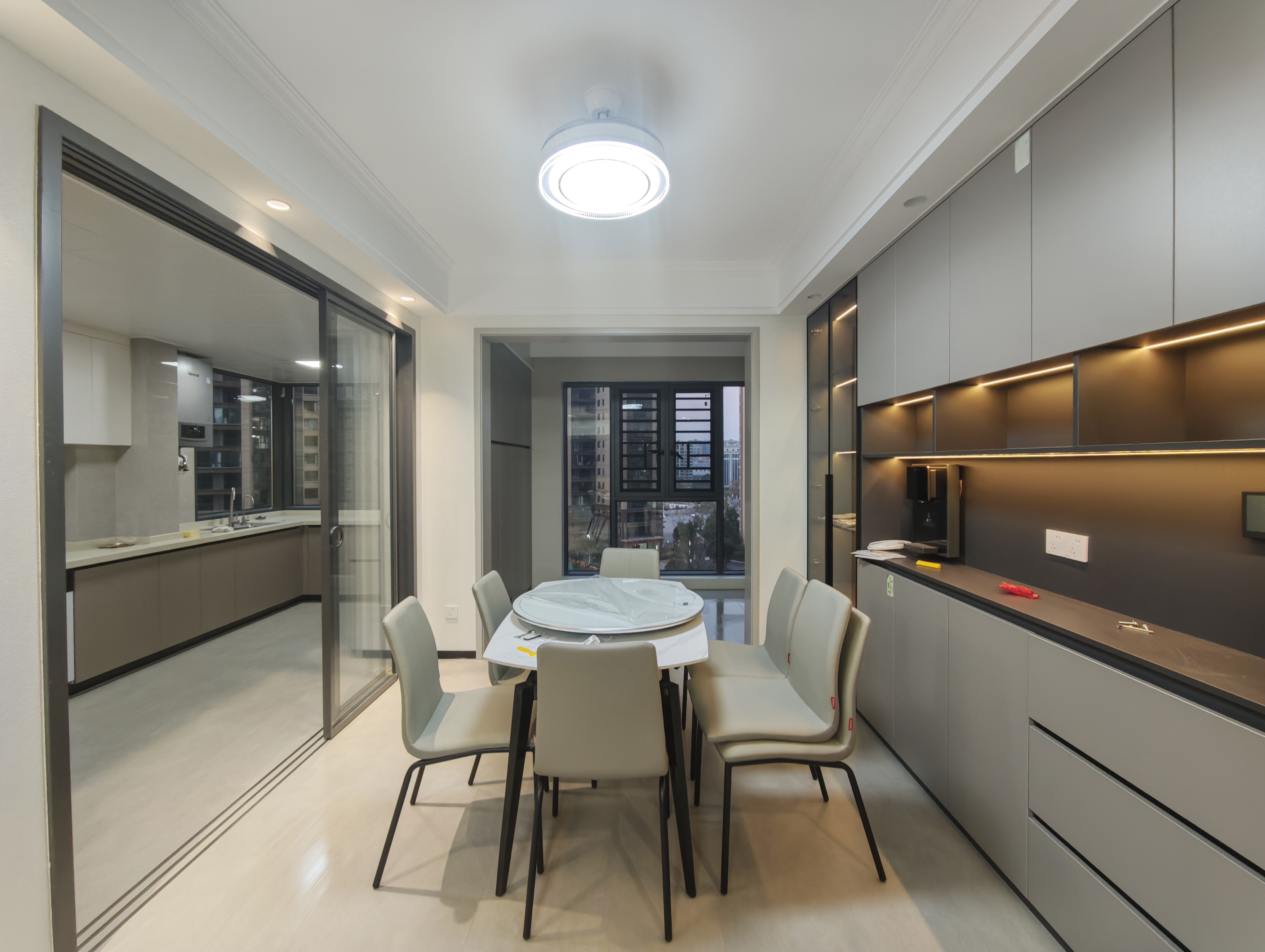 吉大汉学仕府 5室2厅2卫 160.0万 吉大汉学仕府 5室2厅2卫 160.0万客厅