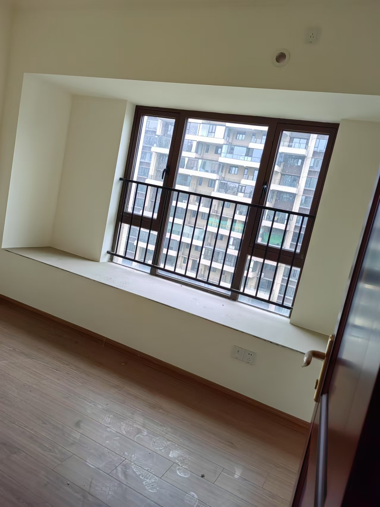 华耀碧桂园十里江湾誉峯 4室1厅1卫 2500.0元/月 华耀碧桂园十里江湾誉峯 4室1厅1卫 2500.0元/月室内图