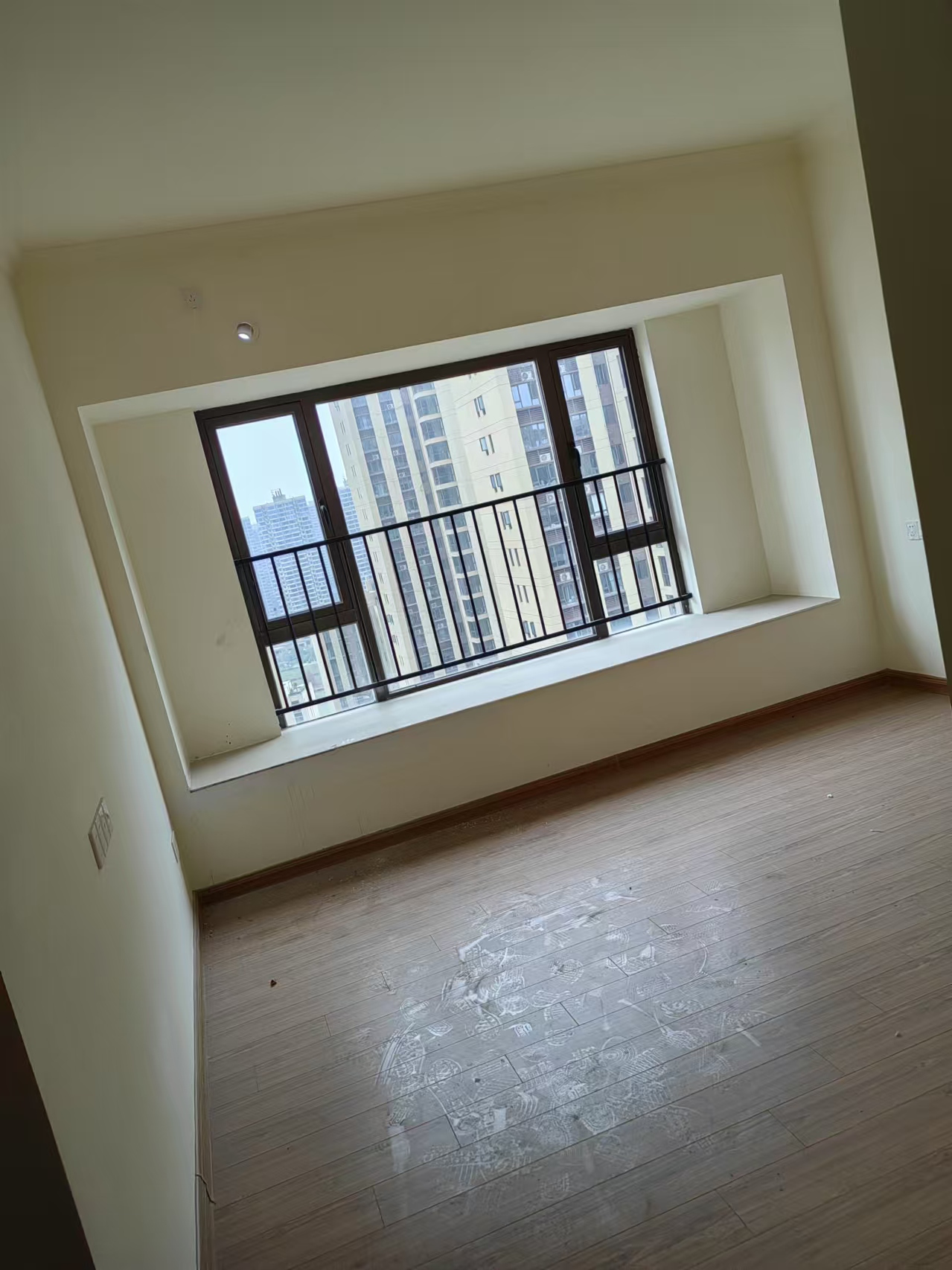 华耀碧桂园十里江湾誉峯 4室1厅1卫 2500.0元/月 华耀碧桂园十里江湾誉峯 4室1厅1卫 2500.0元/月室内图