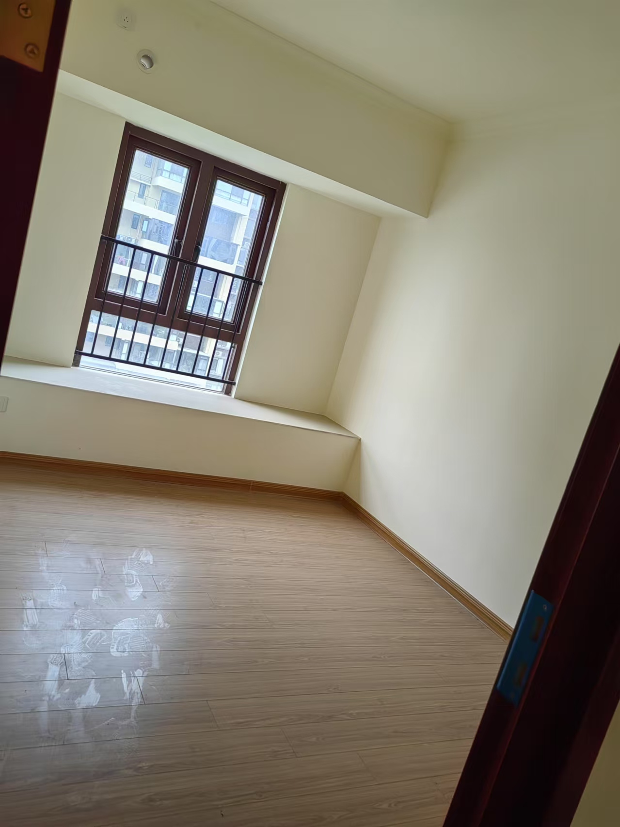 华耀碧桂园十里江湾誉峯 4室1厅1卫 2500.0元/月 华耀碧桂园十里江湾誉峯 4室1厅1卫 2500.0元/月室内图