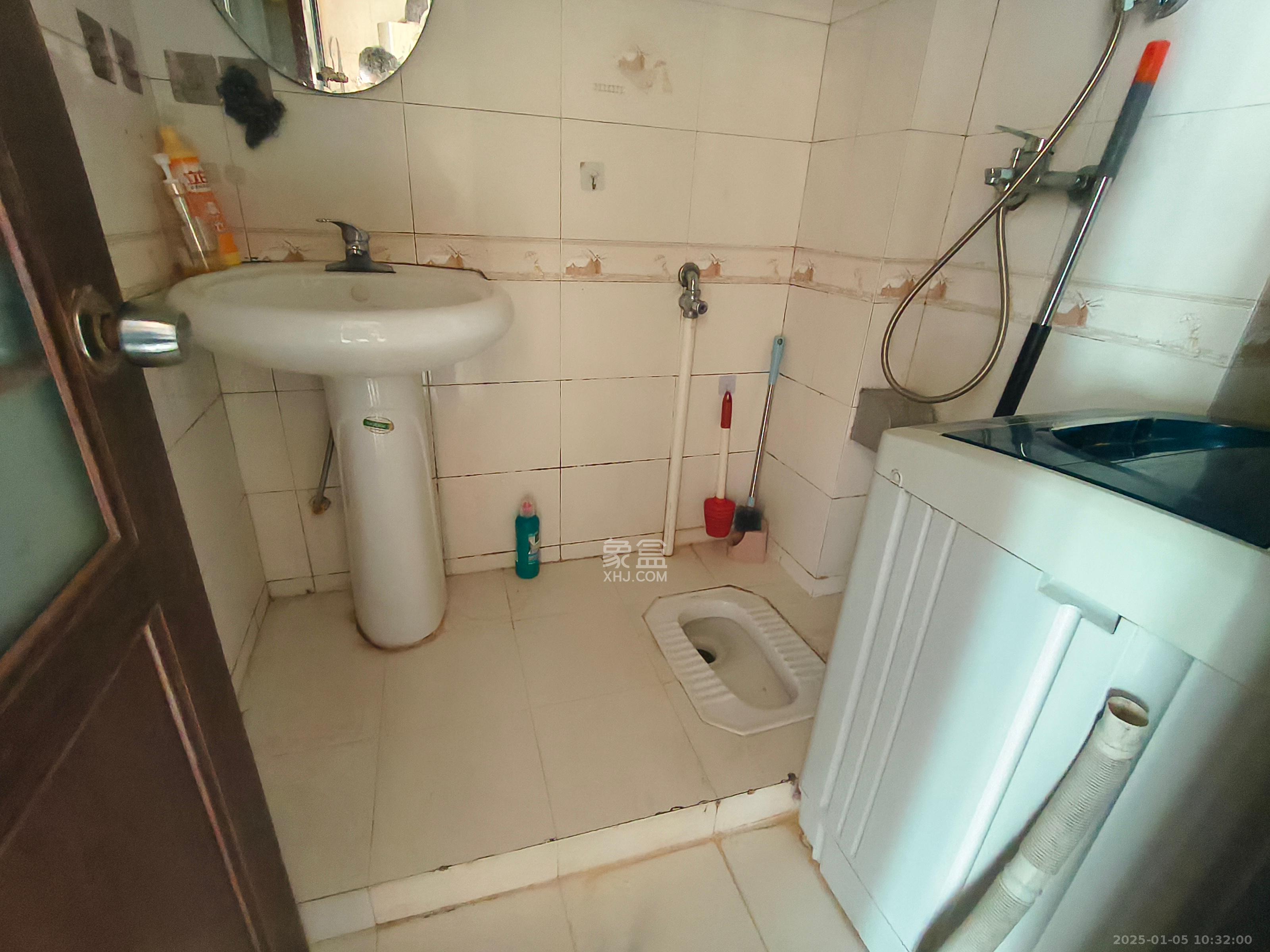 芙蓉同发  1室1厅1卫    1800.0元/月 芙蓉同发  1室1厅1卫    1800.0元/月室内图