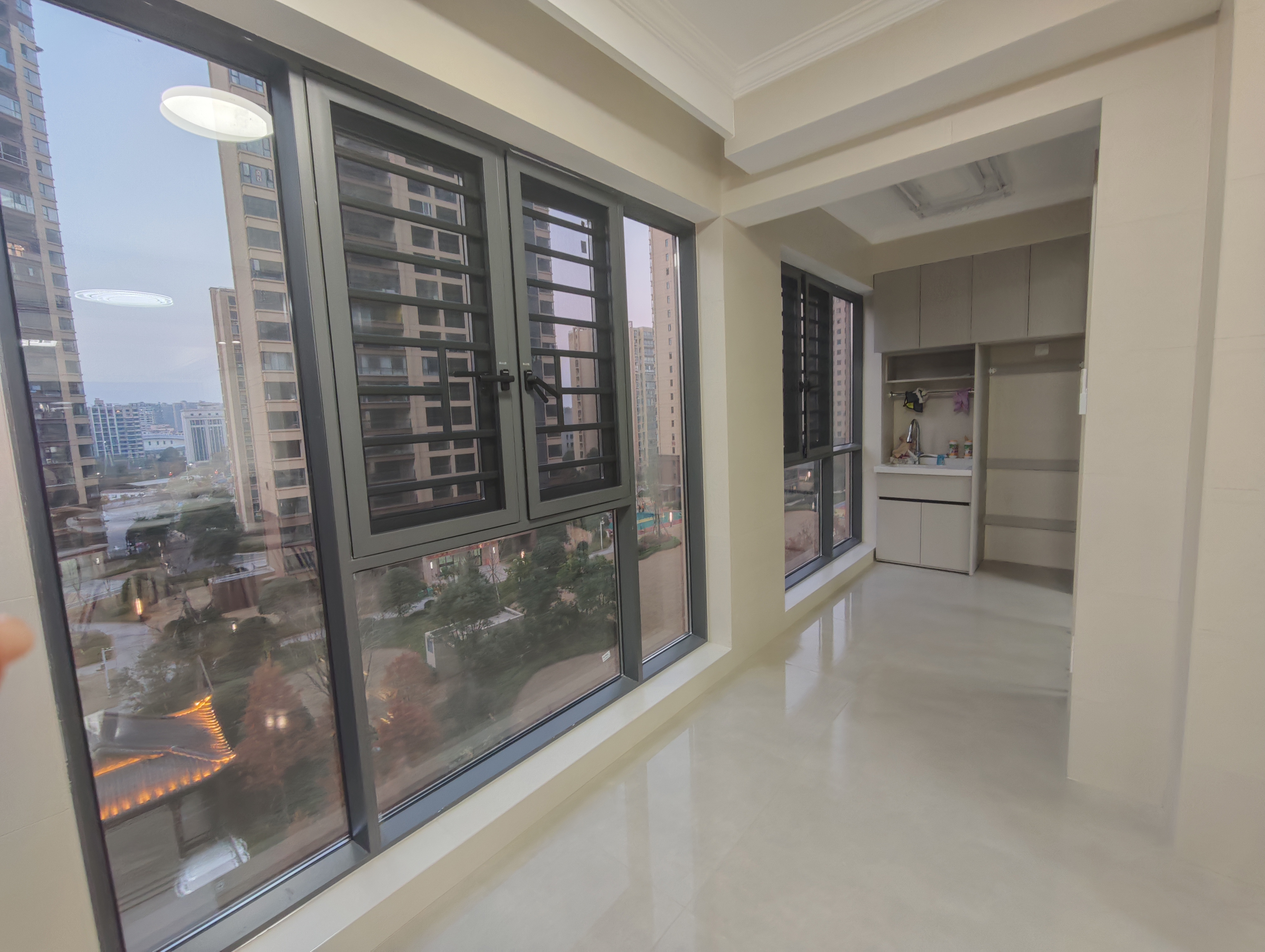 吉大汉学仕府 5室2厅2卫 160.0万 吉大汉学仕府 5室2厅2卫 160.0万客厅