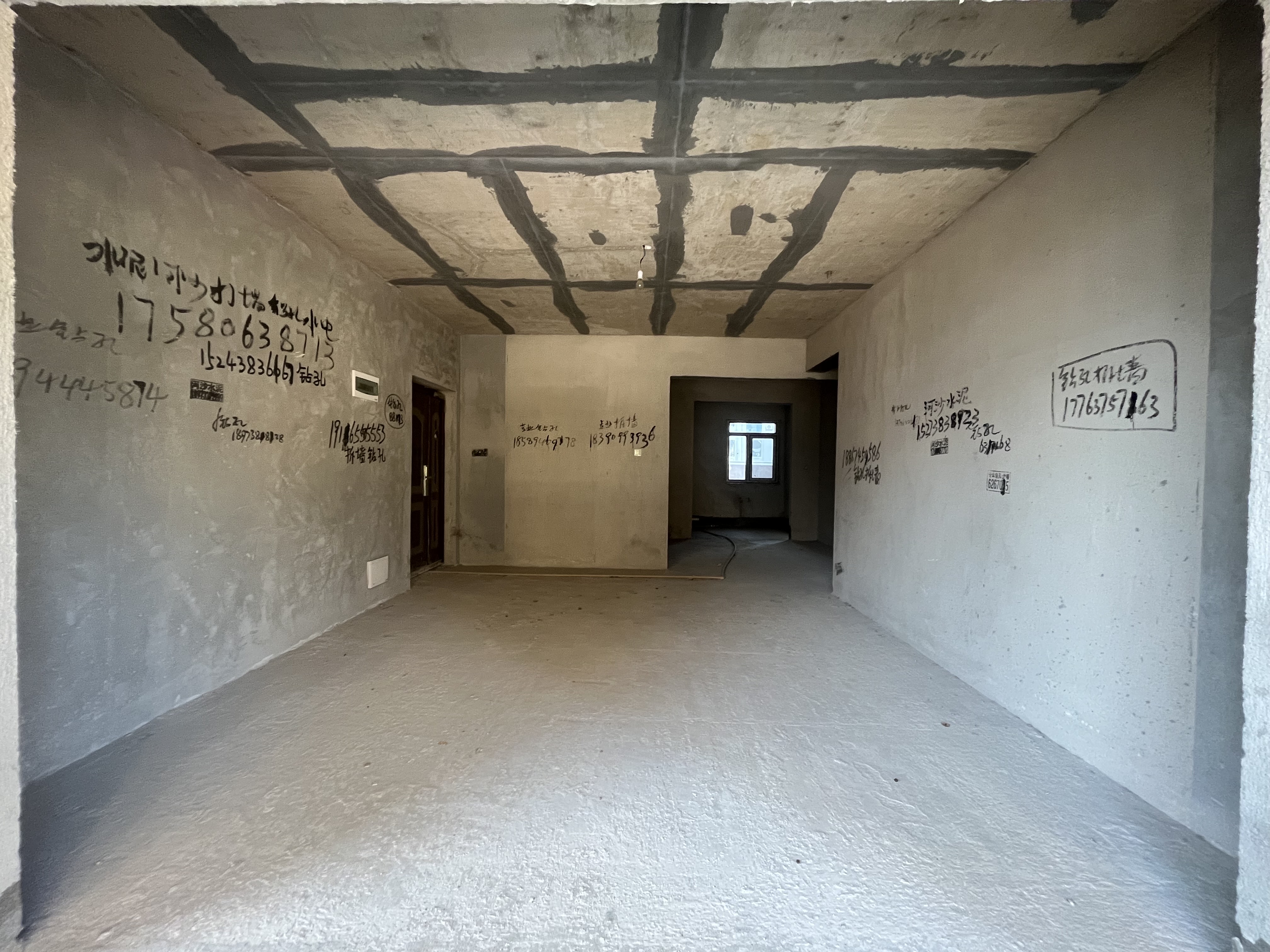 珠山鑫园  4室2厅2卫    69.8万 珠山鑫园  4室2厅2卫    69.8万客厅