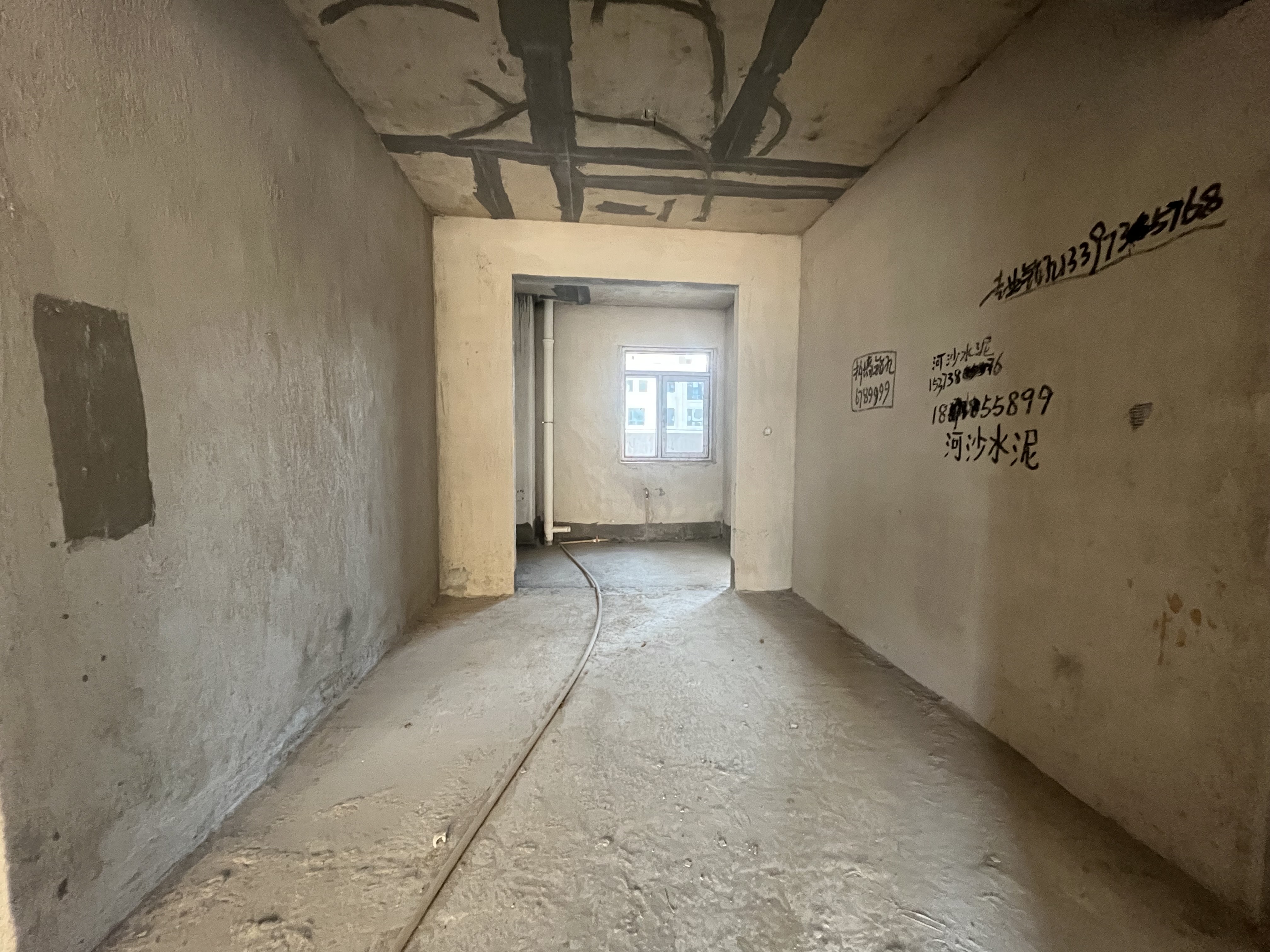 珠山鑫园  4室2厅2卫    69.8万 珠山鑫园  4室2厅2卫    69.8万客厅