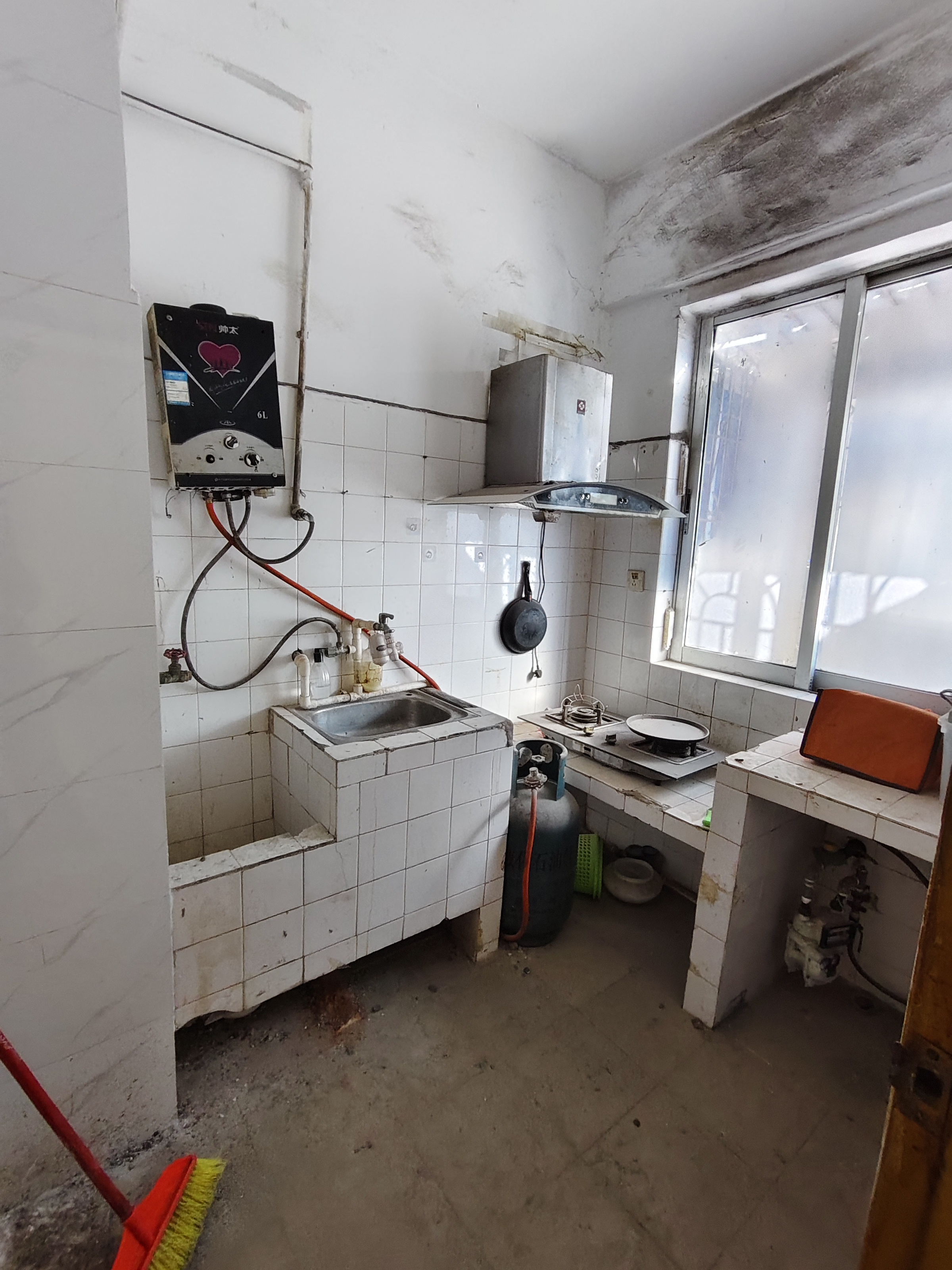 虹冠大厦 2室1厅1卫 1700.0元/月 虹冠大厦 2室1厅1卫 1700.0元/月室内图