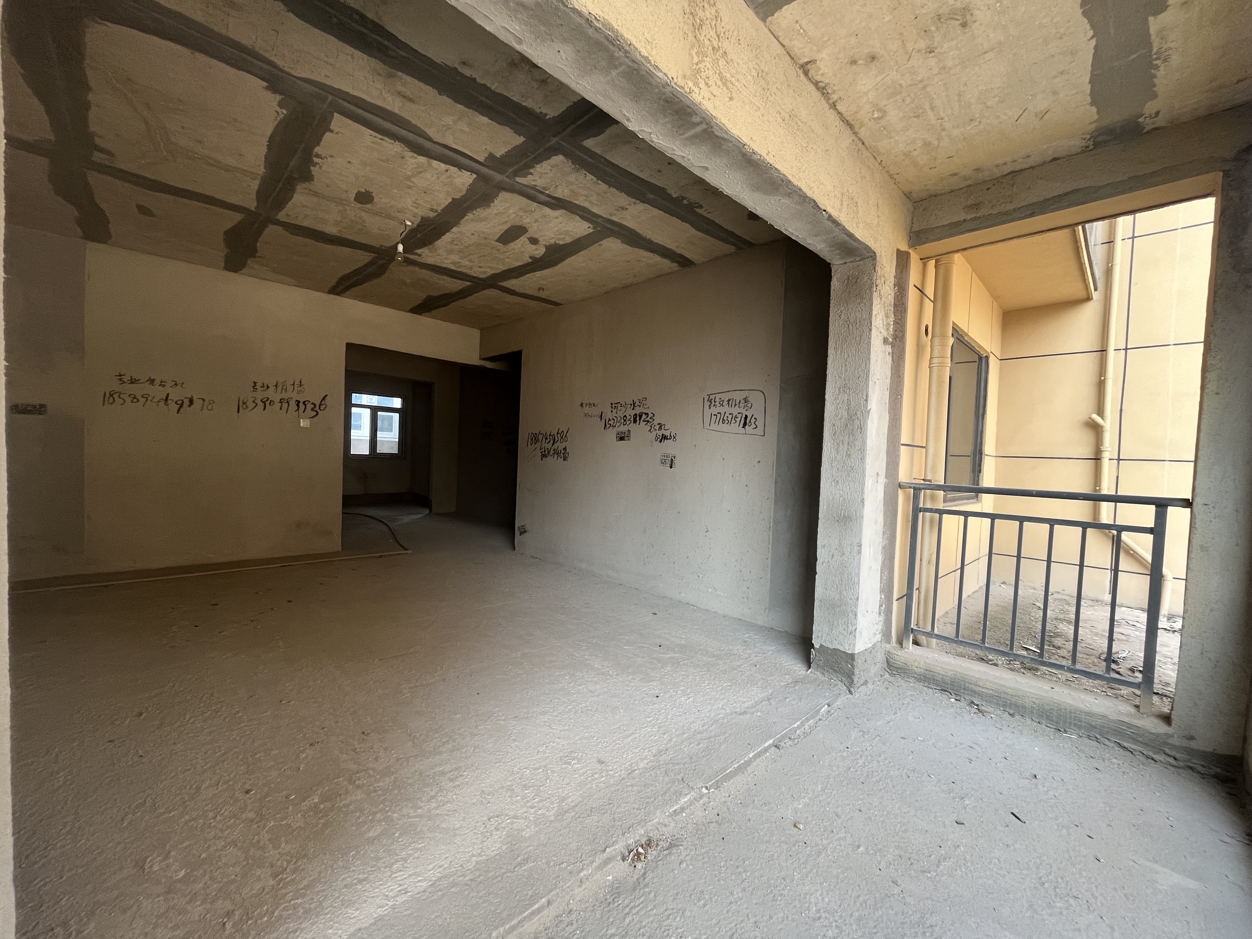 珠山鑫园  4室2厅2卫    69.8万 珠山鑫园  4室2厅2卫    69.8万客厅