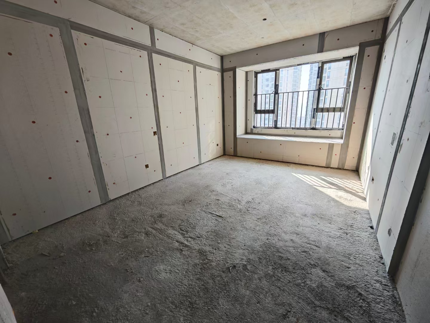 吾悦广场 4室2厅2卫 69.6万 吾悦广场 4室2厅2卫 69.6万客厅