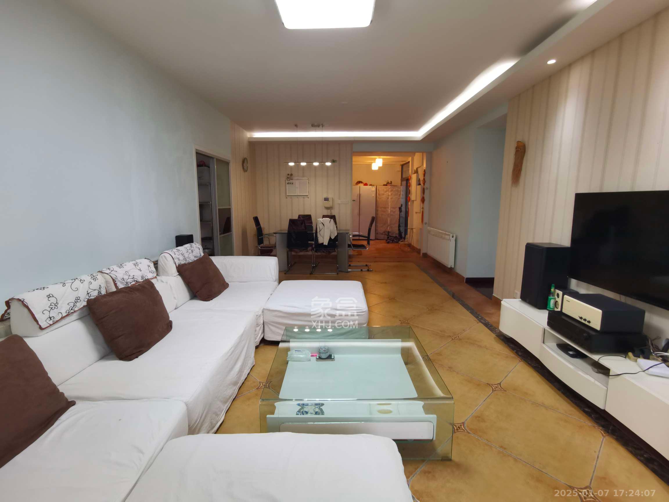 仁和香堤雅境 3室2厅2卫 3100.0元/月 仁和香堤雅境 3室2厅2卫 3100.0元/月室内图