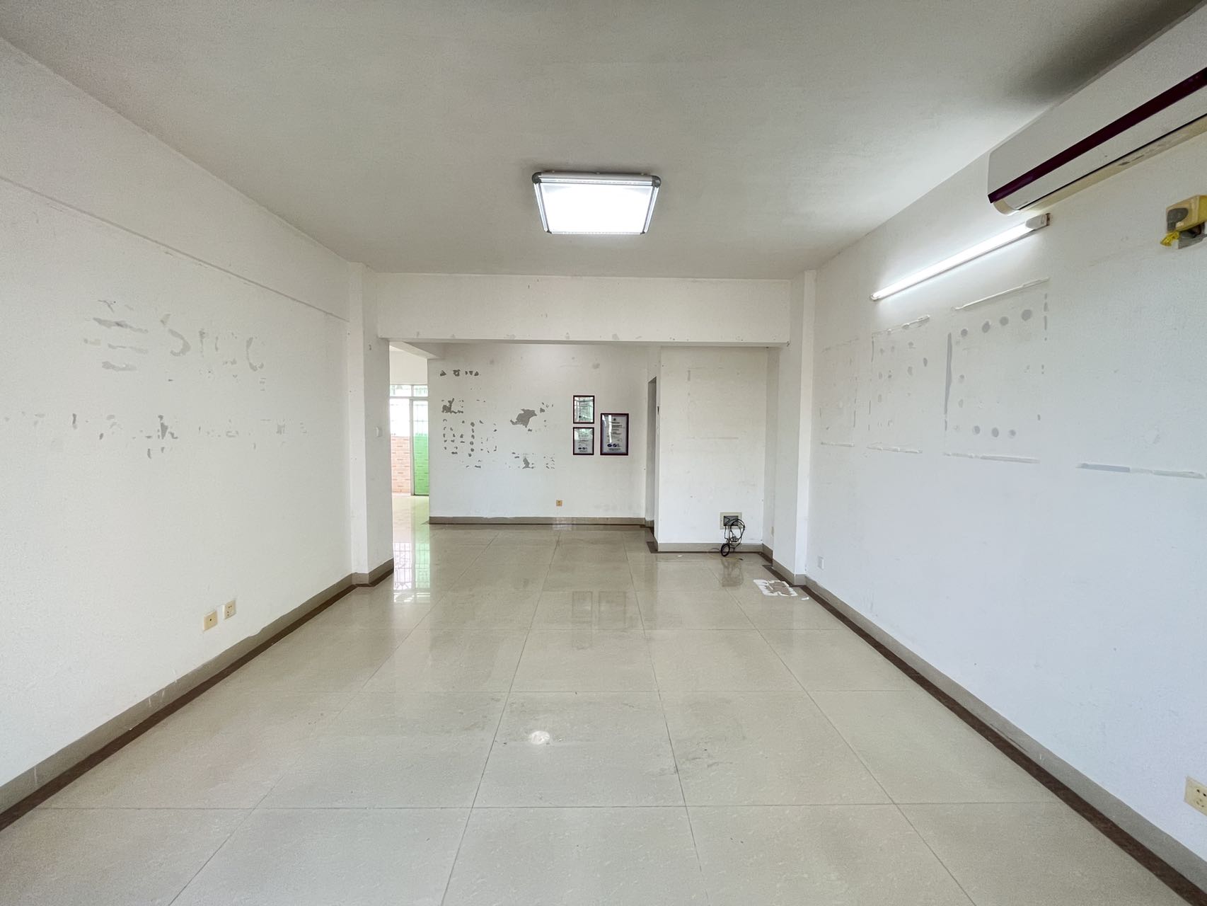 泉都大厦 3室2厅1卫 3000.0元/月 泉都大厦 3室2厅1卫 3000.0元/月室内图