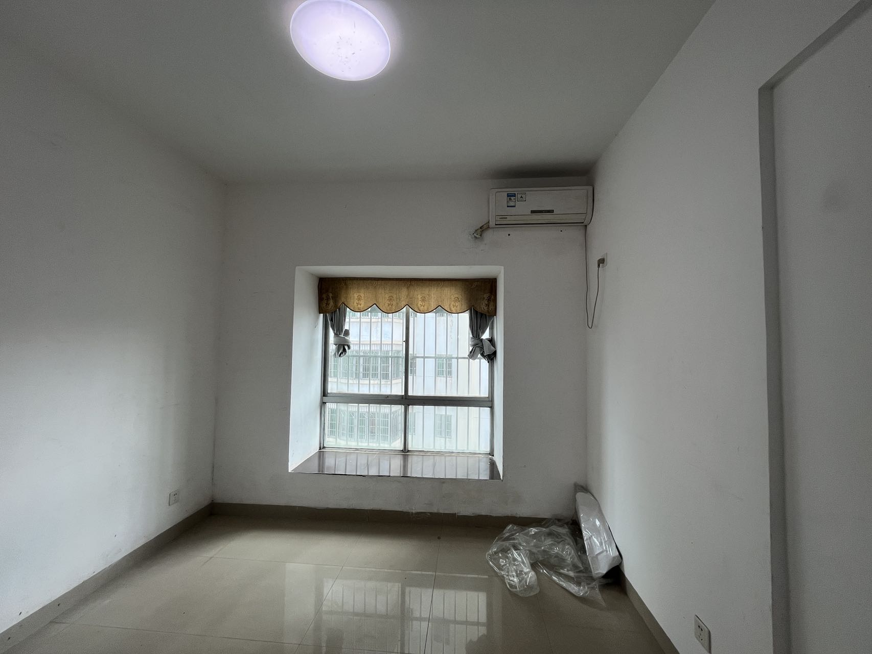 泉都大厦 3室2厅1卫 3000.0元/月 泉都大厦 3室2厅1卫 3000.0元/月室内图