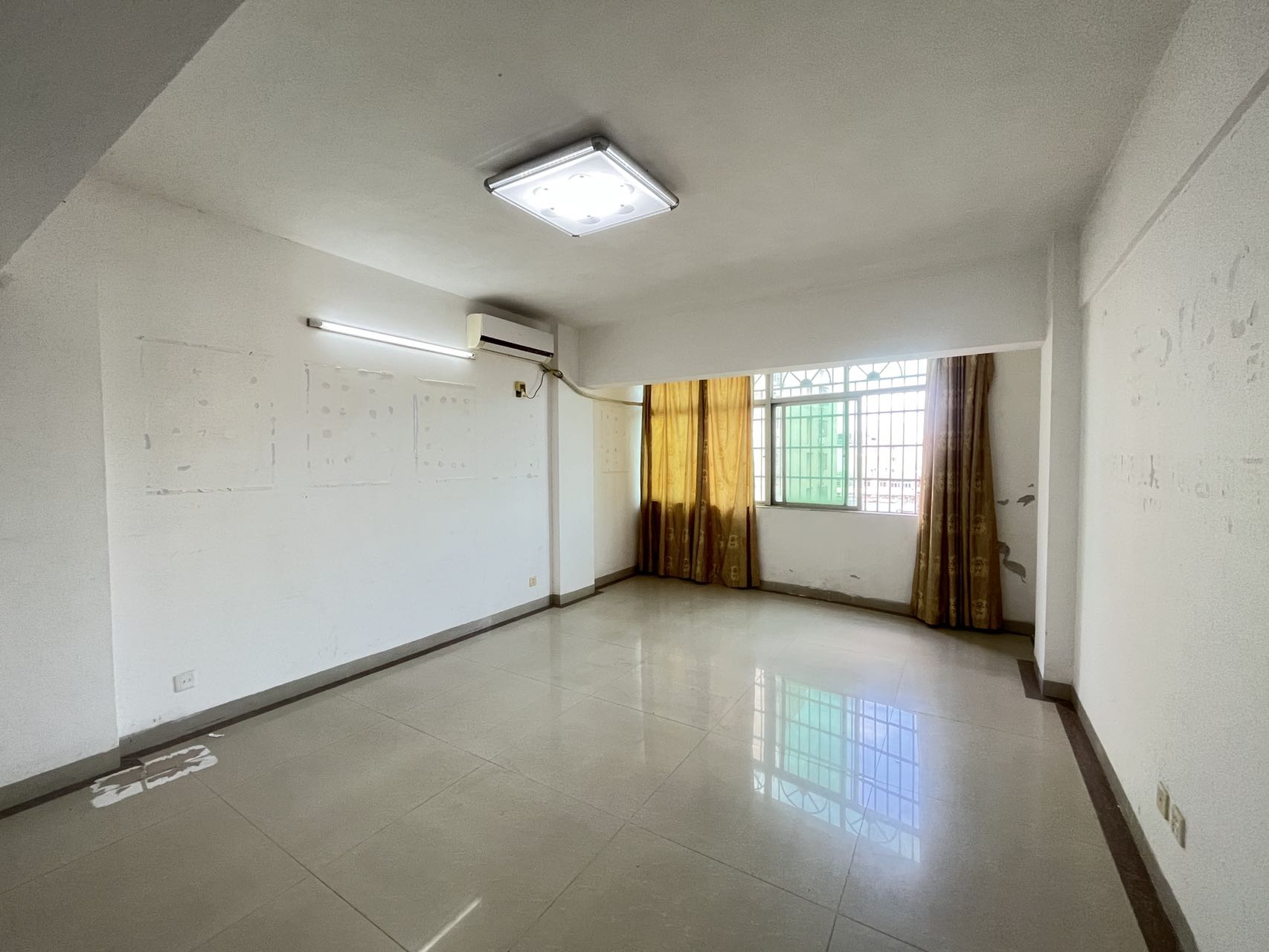 泉都大厦 3室2厅1卫 3000.0元/月 泉都大厦 3室2厅1卫 3000.0元/月室内图