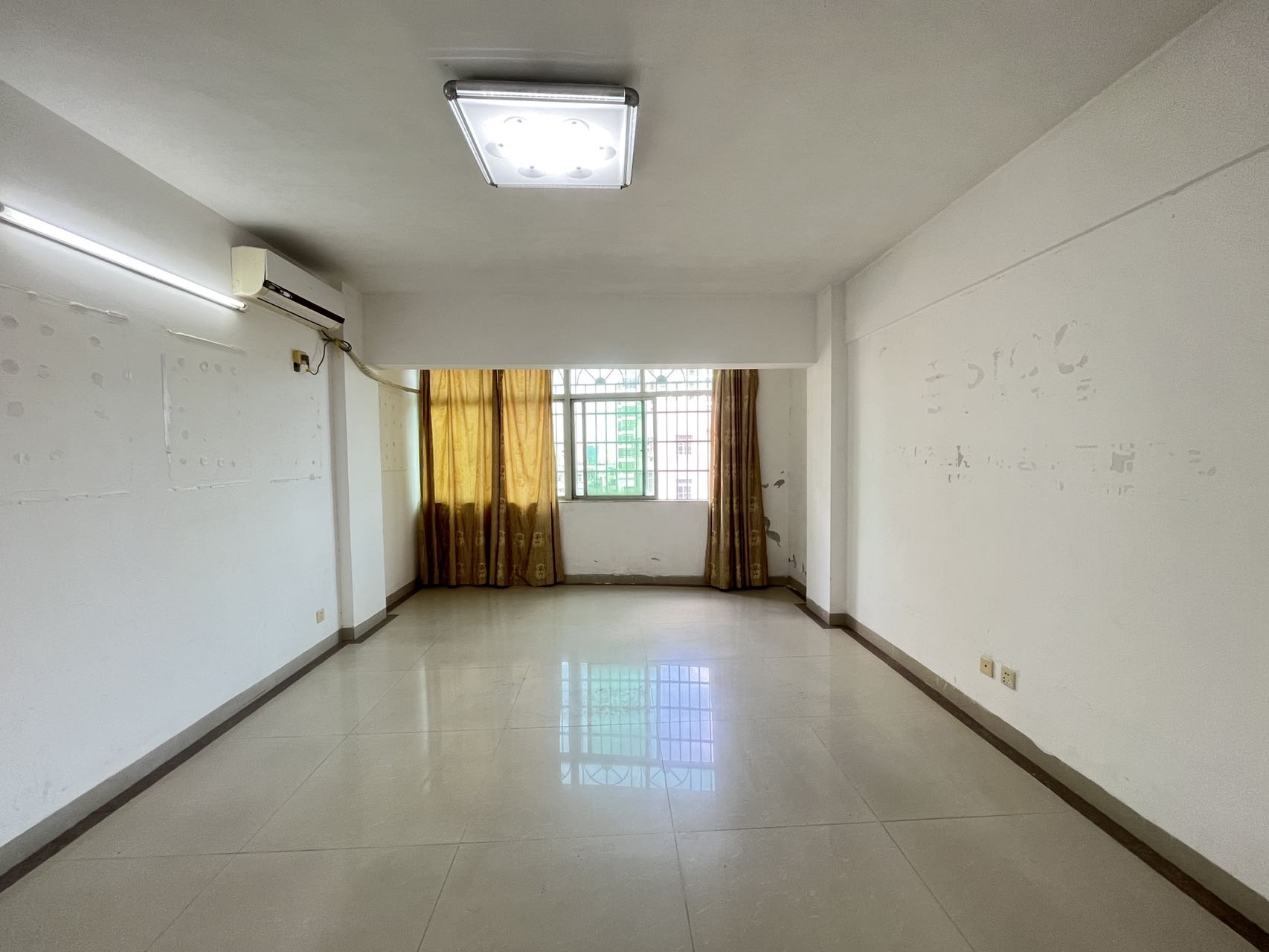 泉都大厦 3室2厅1卫 3000.0元/月 泉都大厦 3室2厅1卫 3000.0元/月室内图