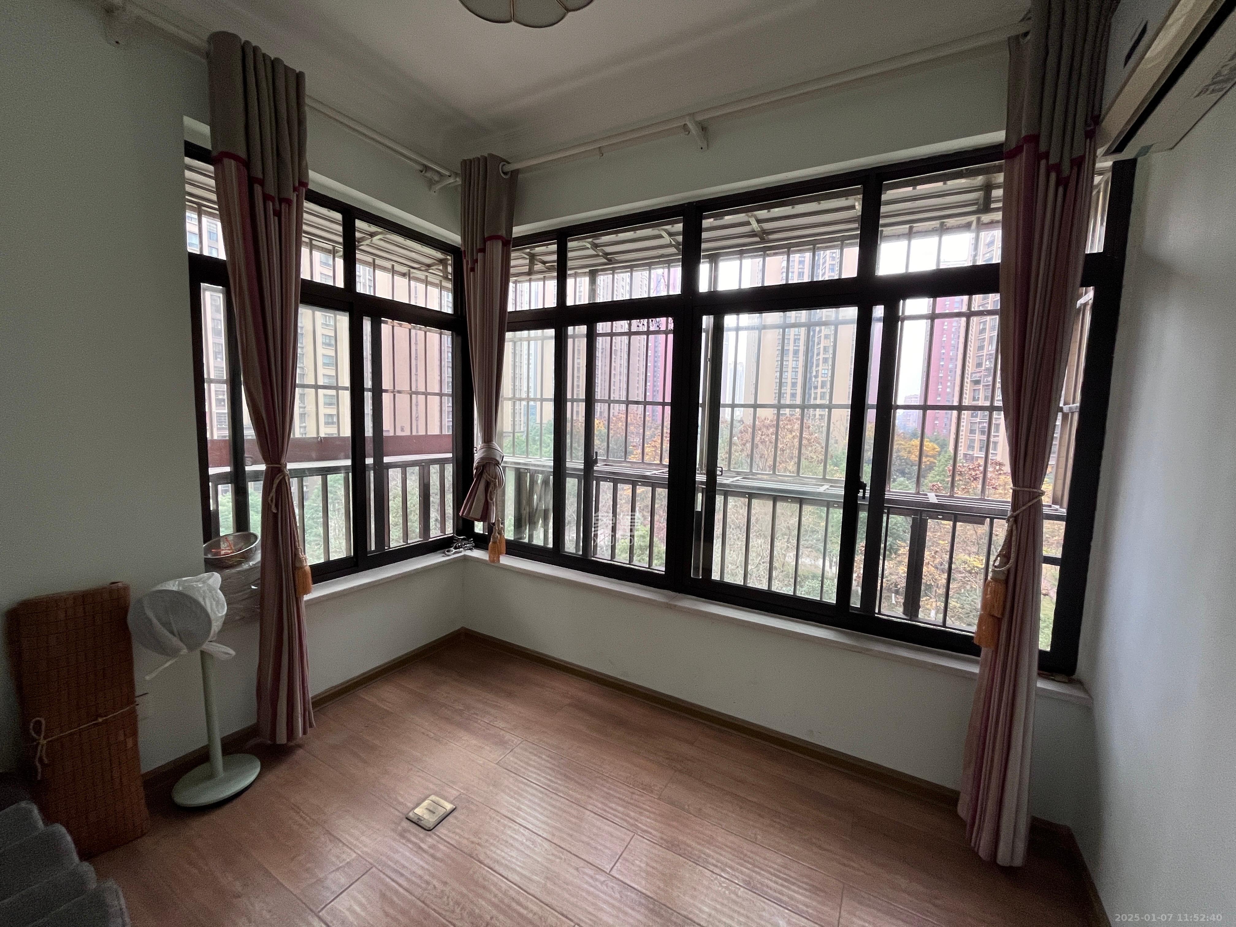 华润凤凰城三期 3室2厅1卫 2400.0元/月 华润凤凰城三期 3室2厅1卫 2400.0元/月室内图