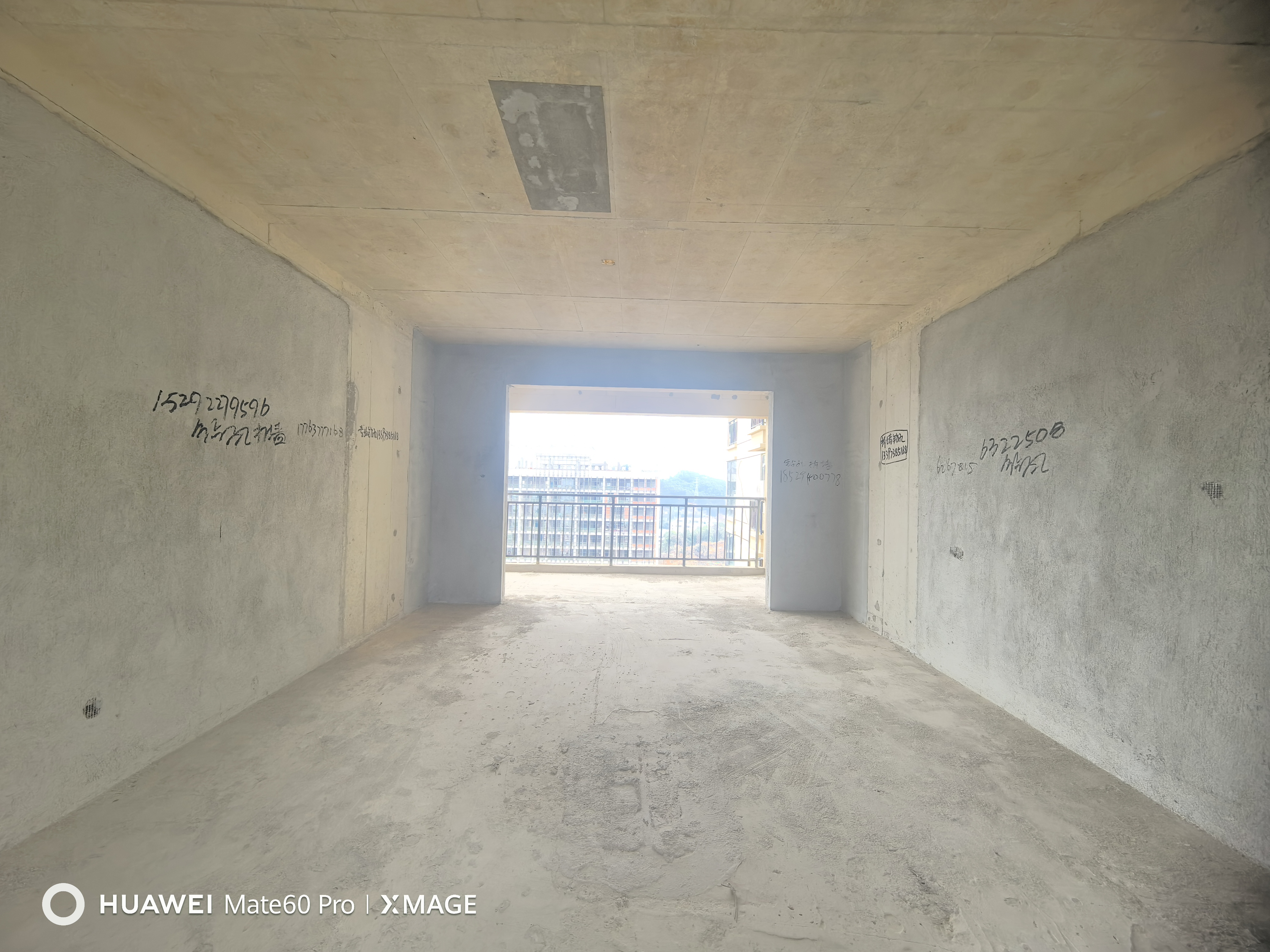 吉大汉珠山府 5室2厅2卫 89.8万 吉大汉珠山府 5室2厅2卫 89.8万客厅