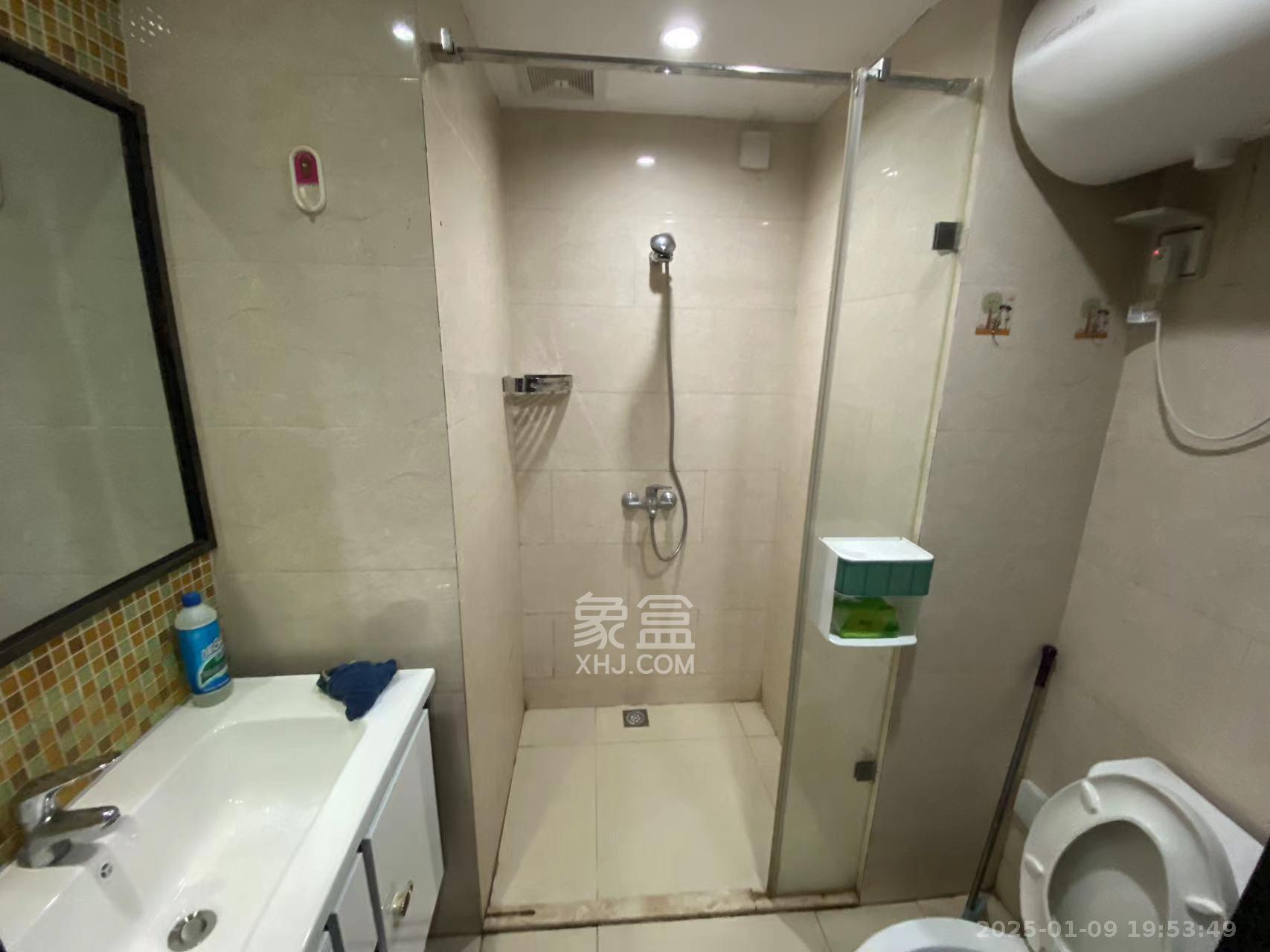 德思勤城市广场(宝格丽公寓) 1室1厅1卫 1700.0元/月 德思勤城市广场(宝格丽公寓) 1室1厅1卫 1700.0元/月室内图