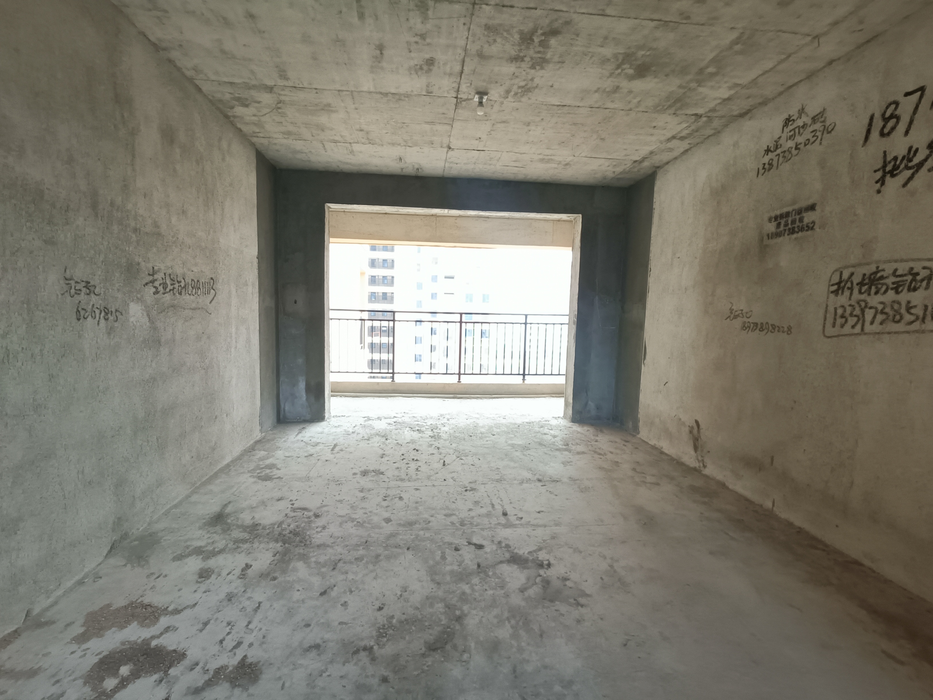 吉鸿花园 1室0厅0卫 65.0万 吉鸿花园 1室0厅0卫 65.0万客厅