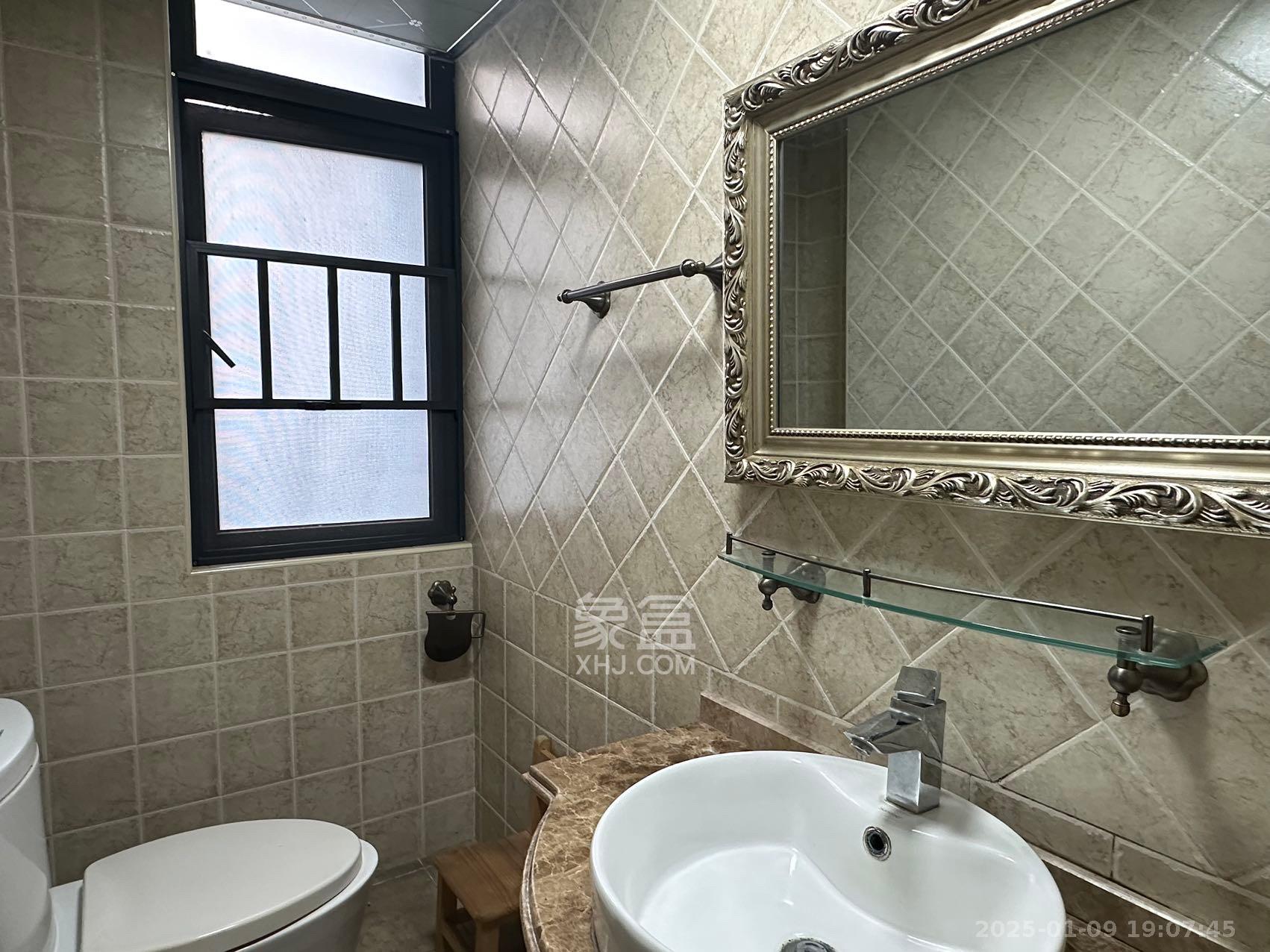 藏珑湖上国际花园 3室2厅2卫 3200.0元/月 藏珑湖上国际花园 3室2厅2卫 3200.0元/月室内图