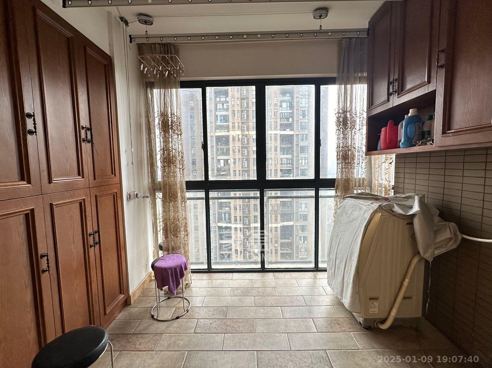 藏珑湖上国际花园 3室2厅2卫 3200.0元/月 藏珑湖上国际花园 3室2厅2卫 3200.0元/月室内图