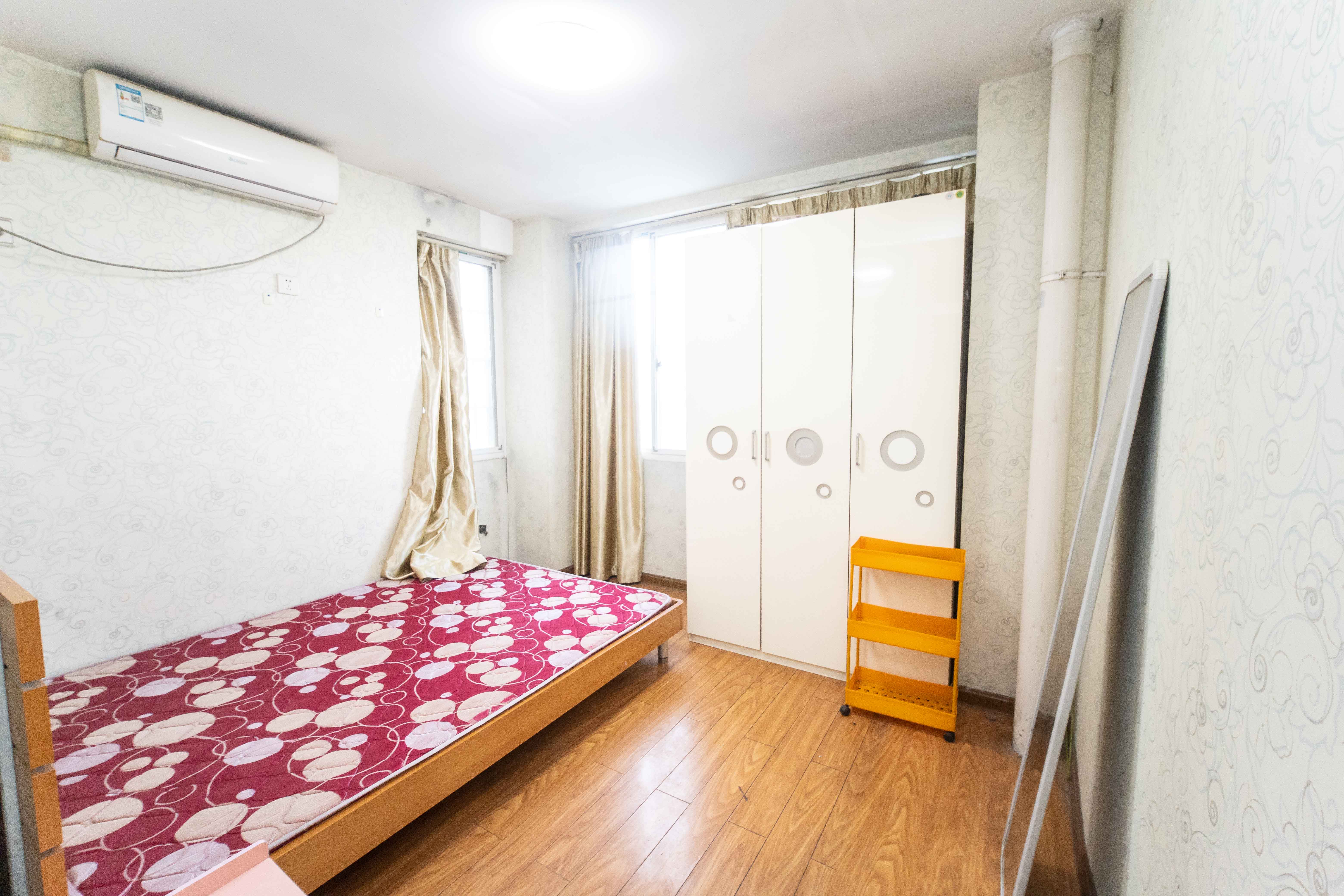 山水华景  2室1厅1卫   51.00万卧室