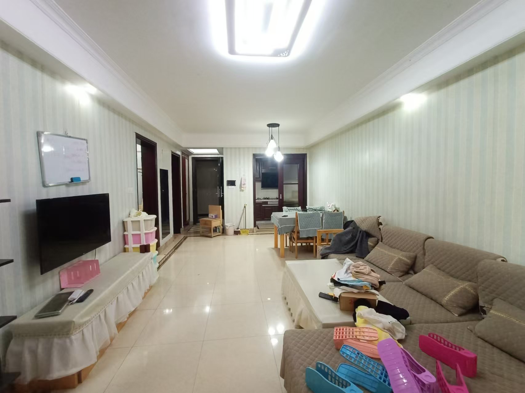 中海国际一期 3室2厅1卫 2000.0元/月 中海国际一期 3室2厅1卫 2000.0元/月室内图