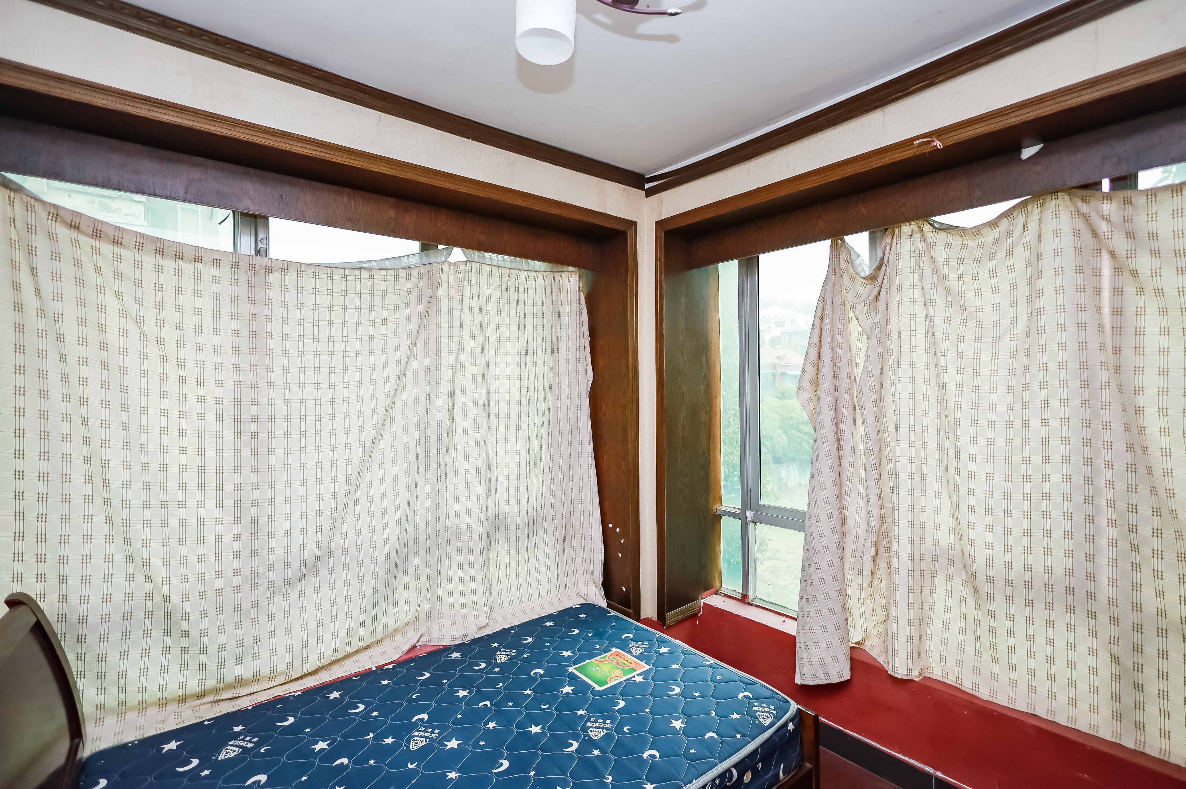 静园山庄  1室1厅1卫   32.00万卧室