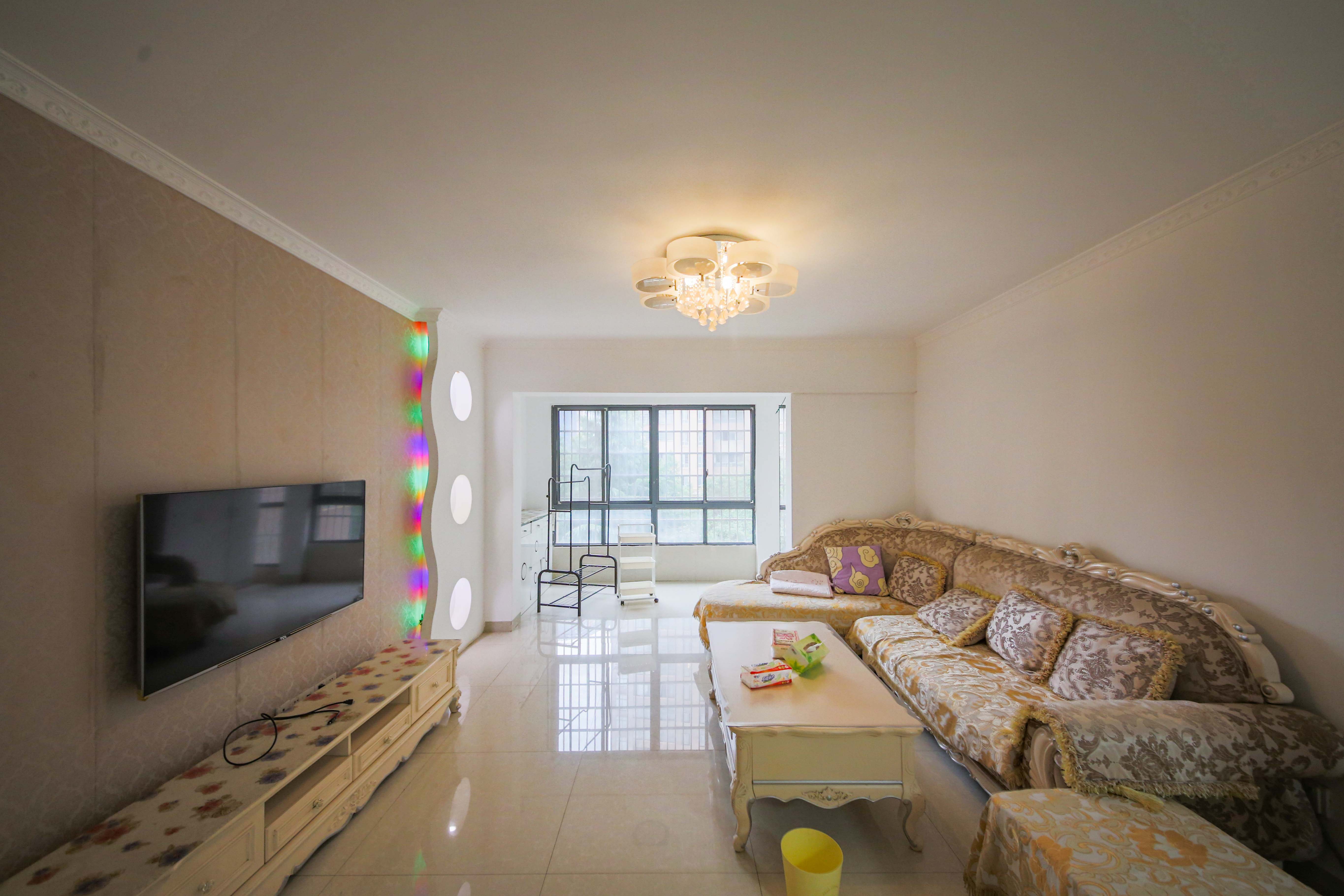 鑫远湘府华城  3室2厅2卫    142.8万 鑫远湘府华城  3室2厅2卫    142.8万客厅