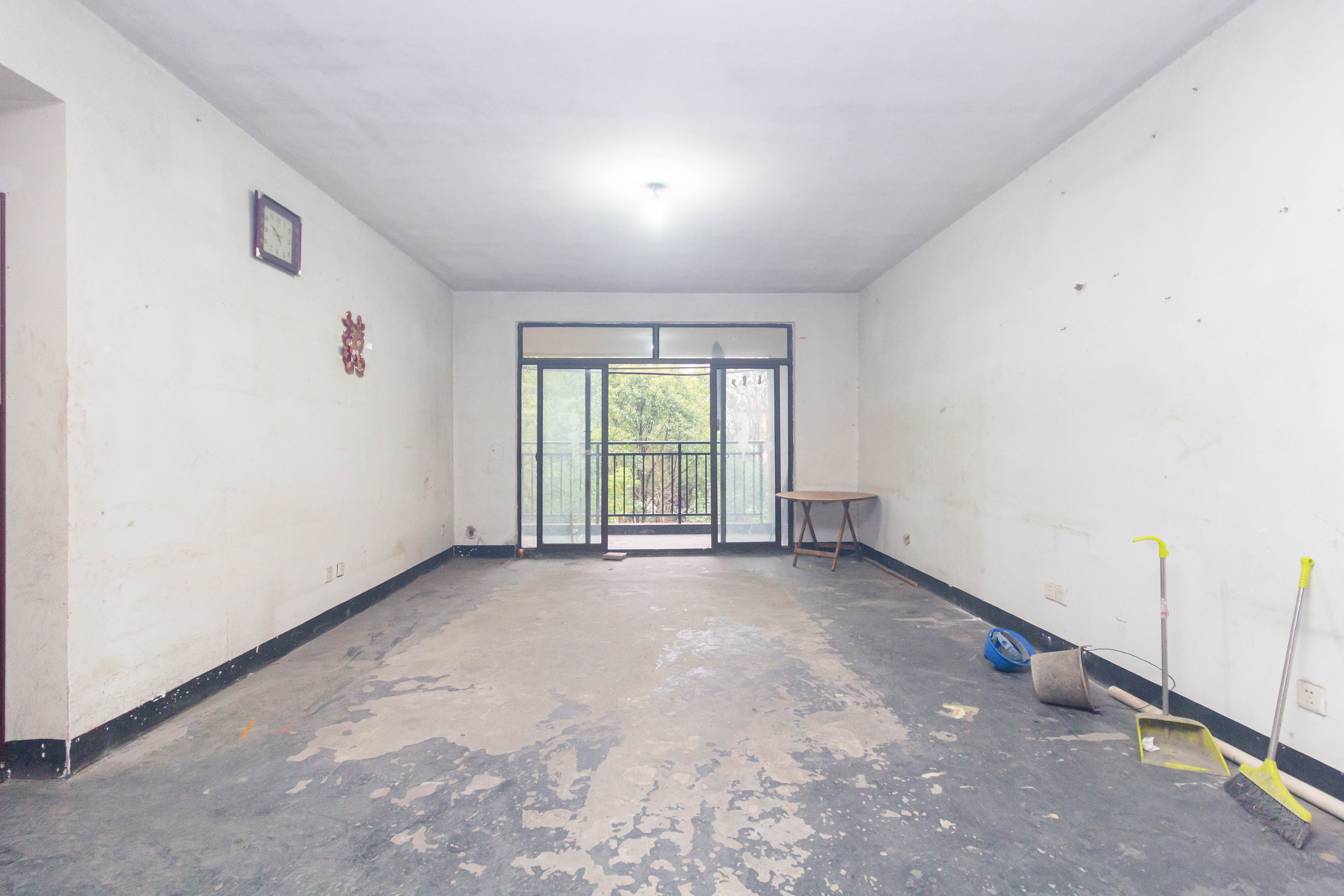 天园假日  4室2厅2卫    135.0万 天园假日  4室2厅2卫    135.0万客厅