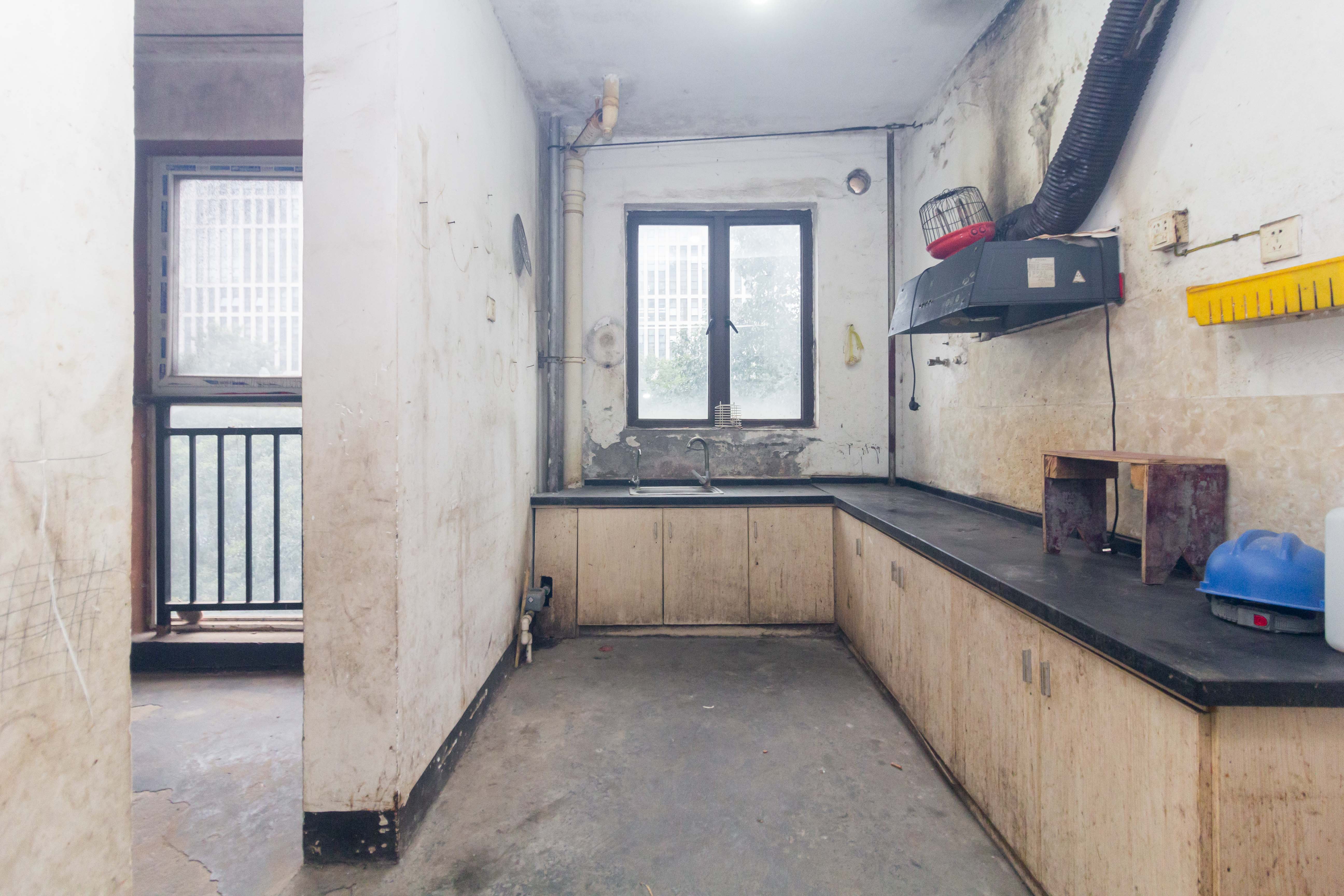 天园假日  4室2厅2卫    135.0万 天园假日  4室2厅2卫    135.0万厨房