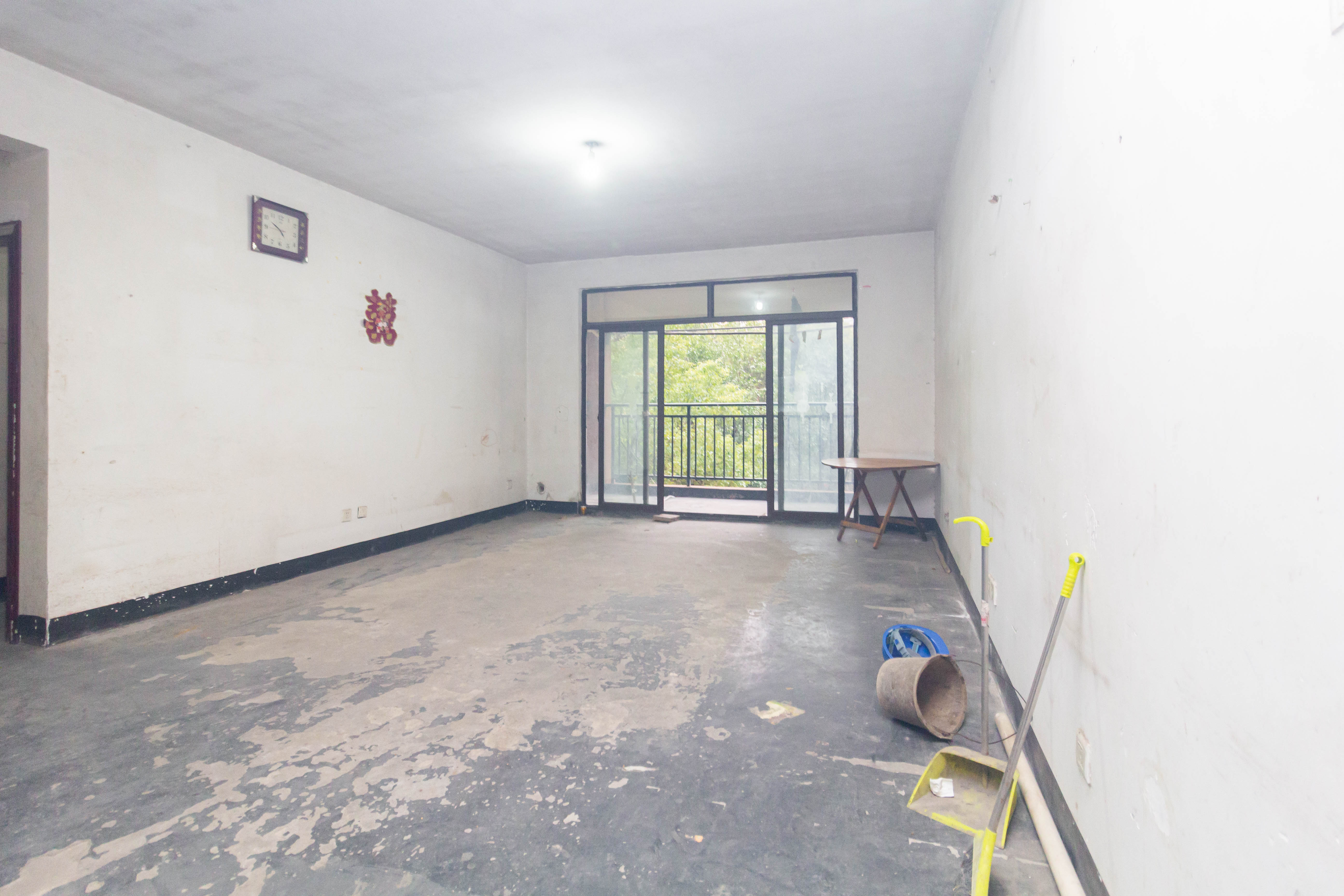 天园假日  4室2厅2卫    135.0万 天园假日  4室2厅2卫    135.0万客厅